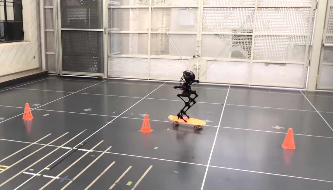 Repülni, gördeszkázni és kötélen sétálni is tud a Caltech új robotja, Leonardo