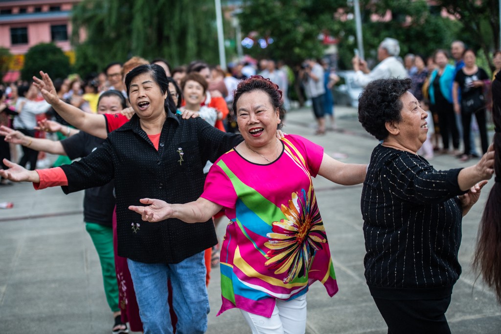 Kínában már high tech fegyvereket is bevetnek a köztereken táncoló komcsi nagyik ellen