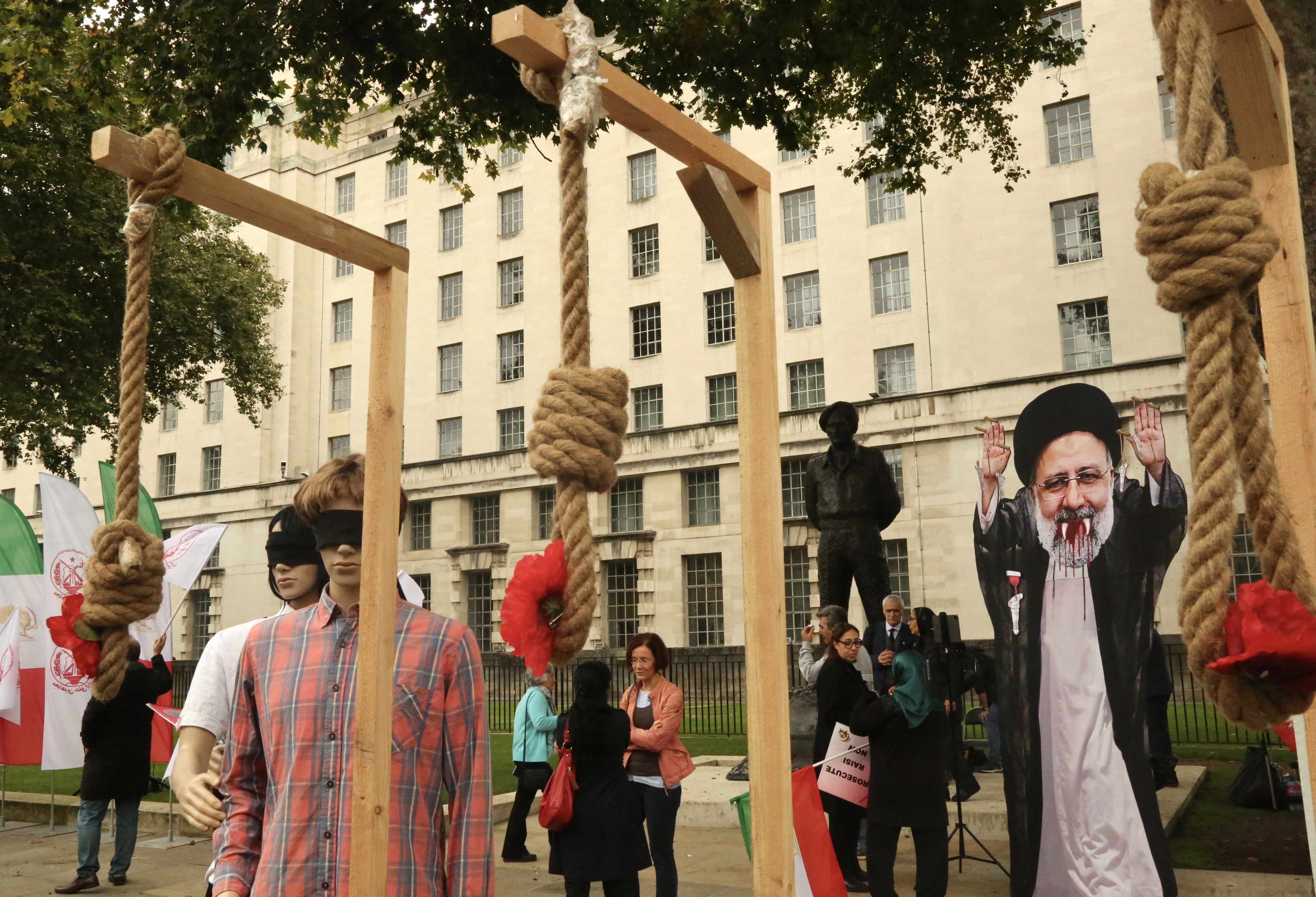 Az iráni elnök és a kivégzések ellen tiltakozók Londonban, az október 10-ei világnap előtt
