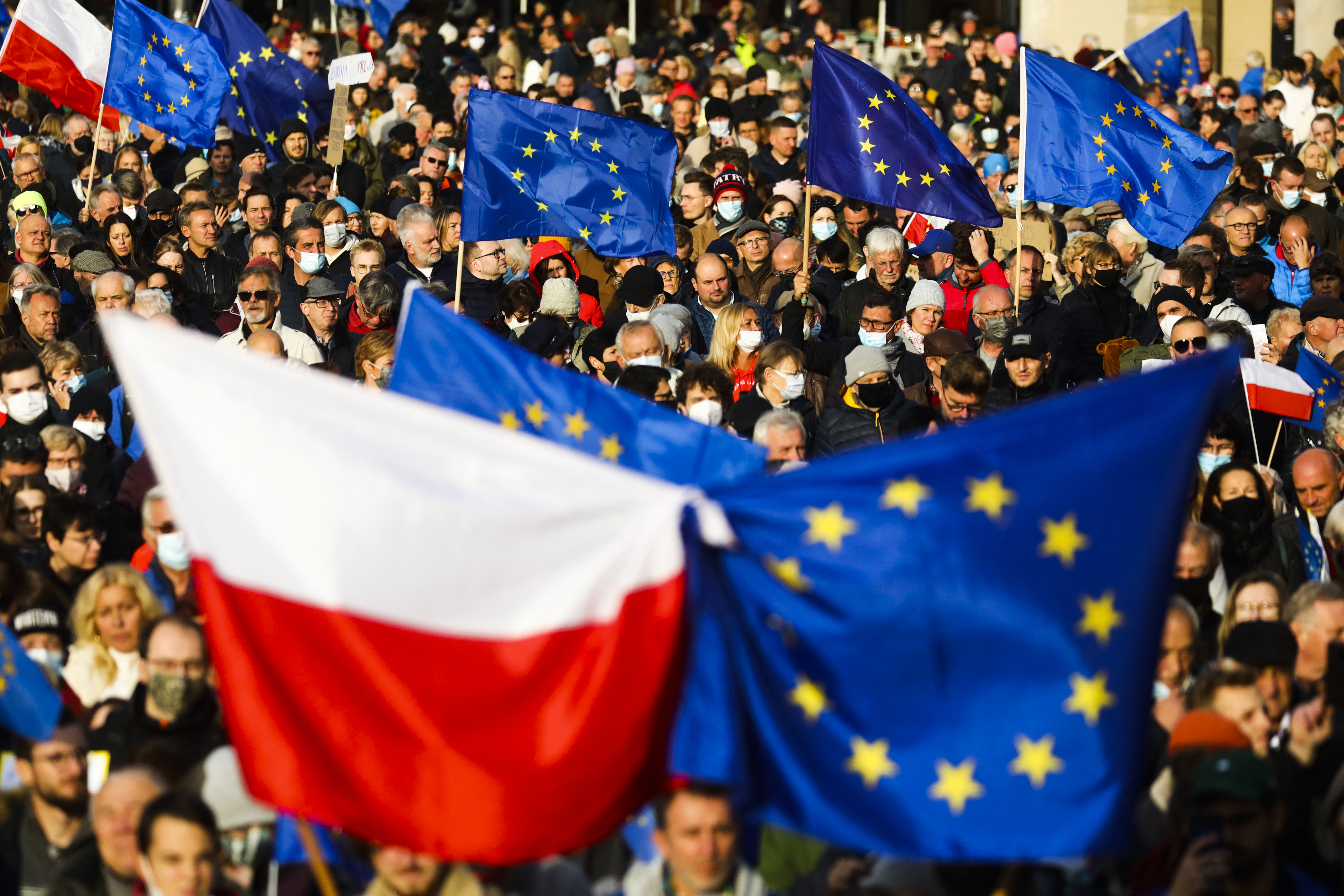 Százezren tüntettek Lengyelországban az uniós tagság mellett