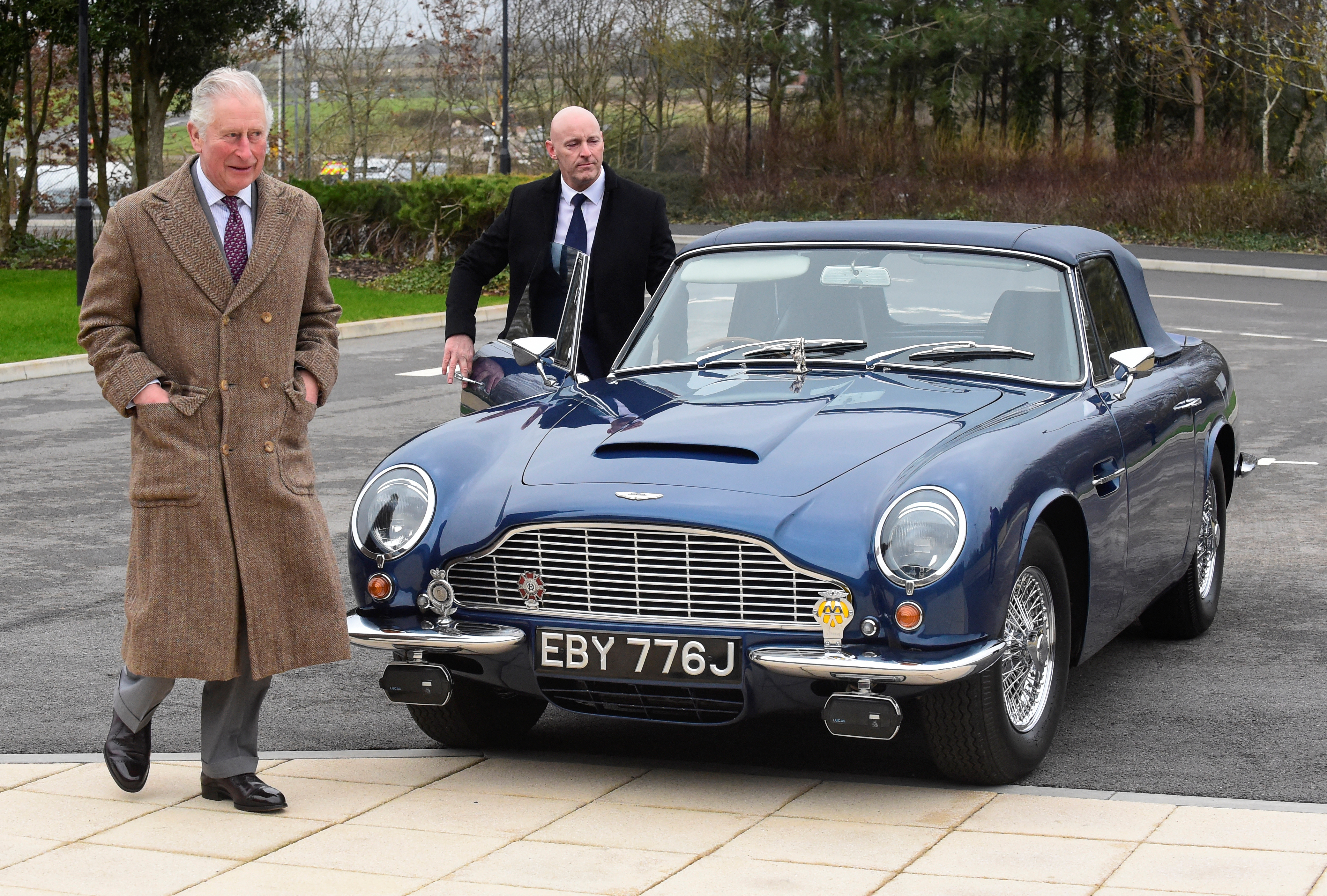Borral és sajttal üzemel Károly herceg Aston Martinja