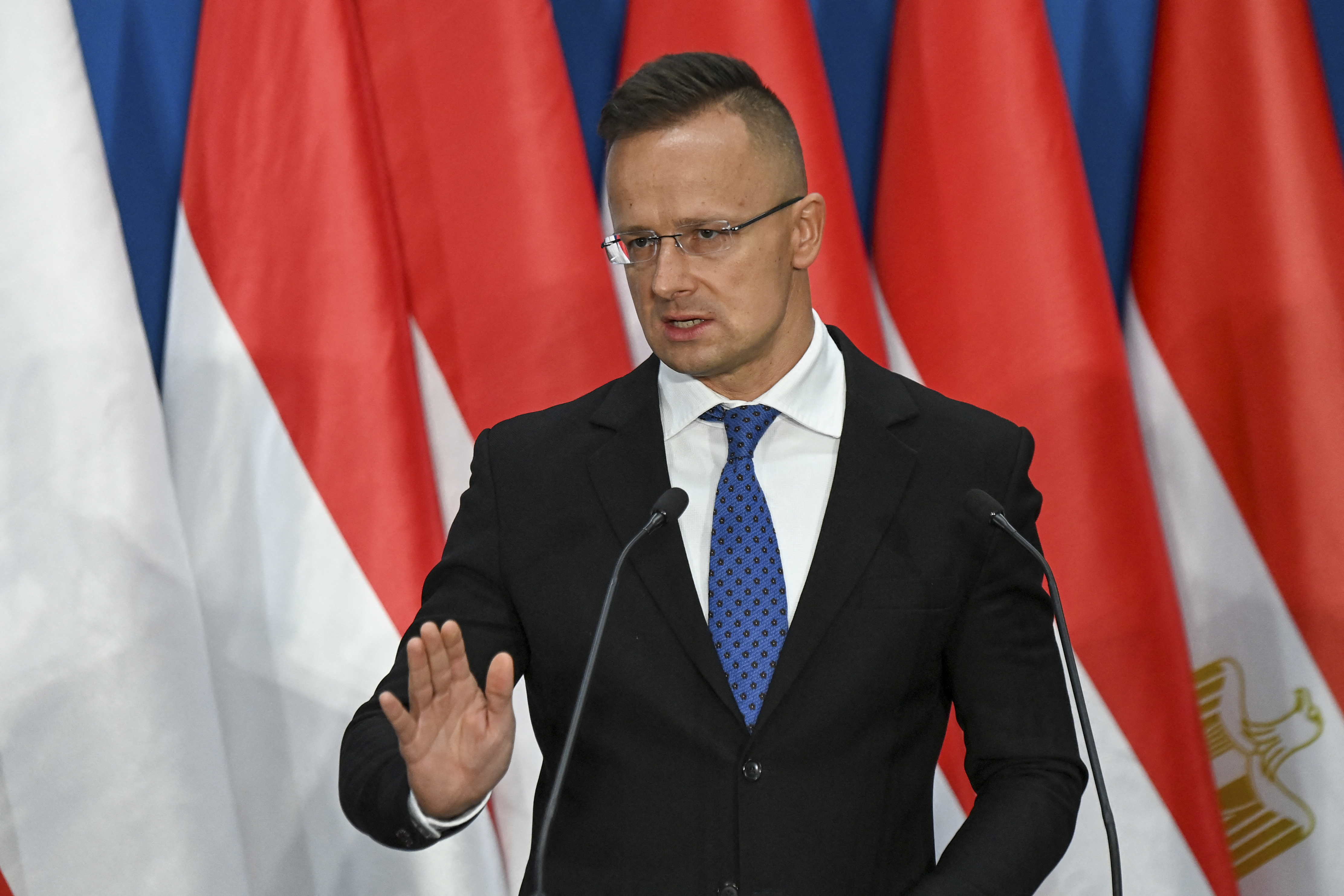 Szijjártó a migránsokat és Brüsszelt bírálja a lengyel válság miatt