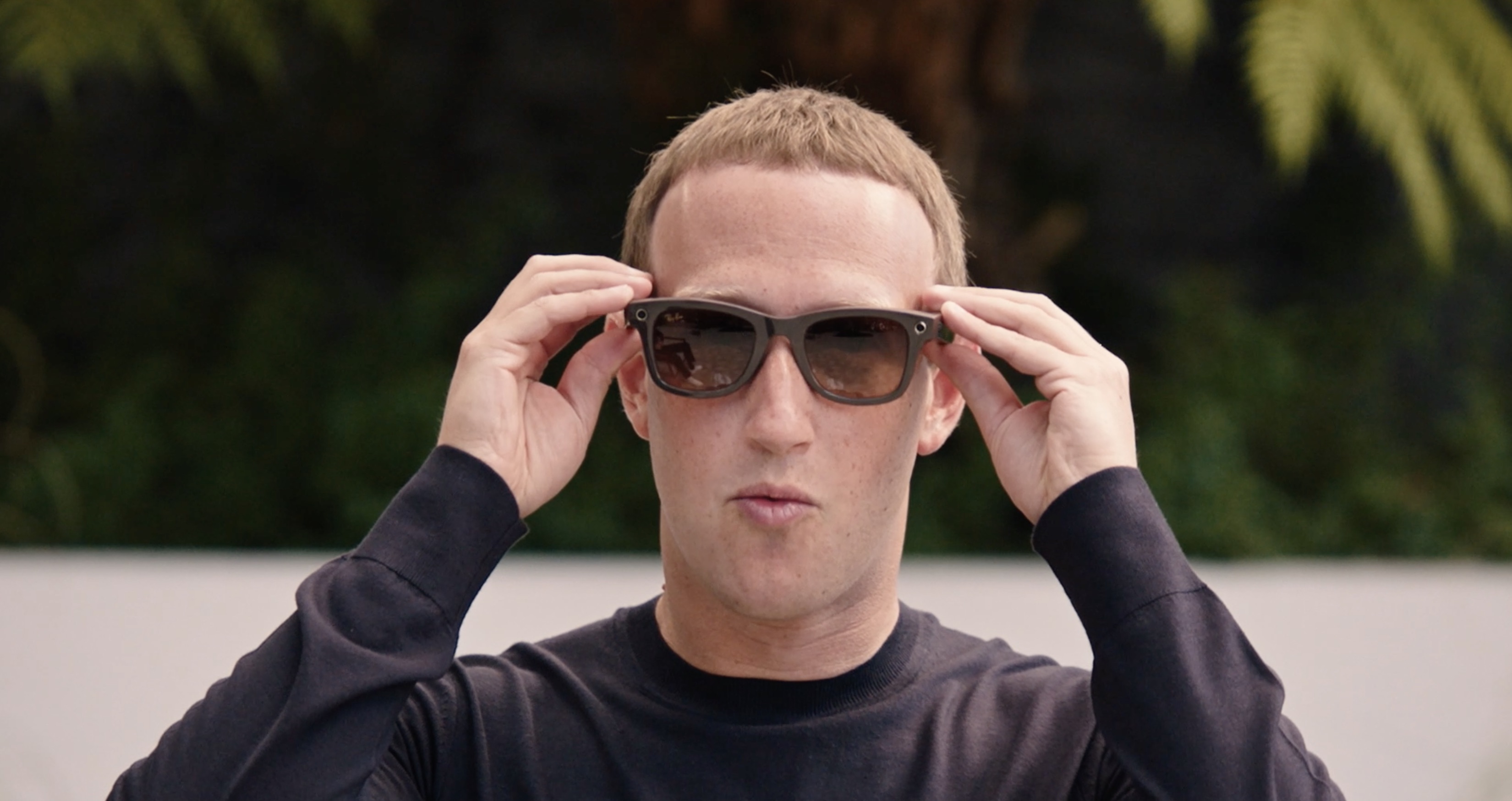 Mark Zuckerberg felveszi a Ray-Ban Storiest