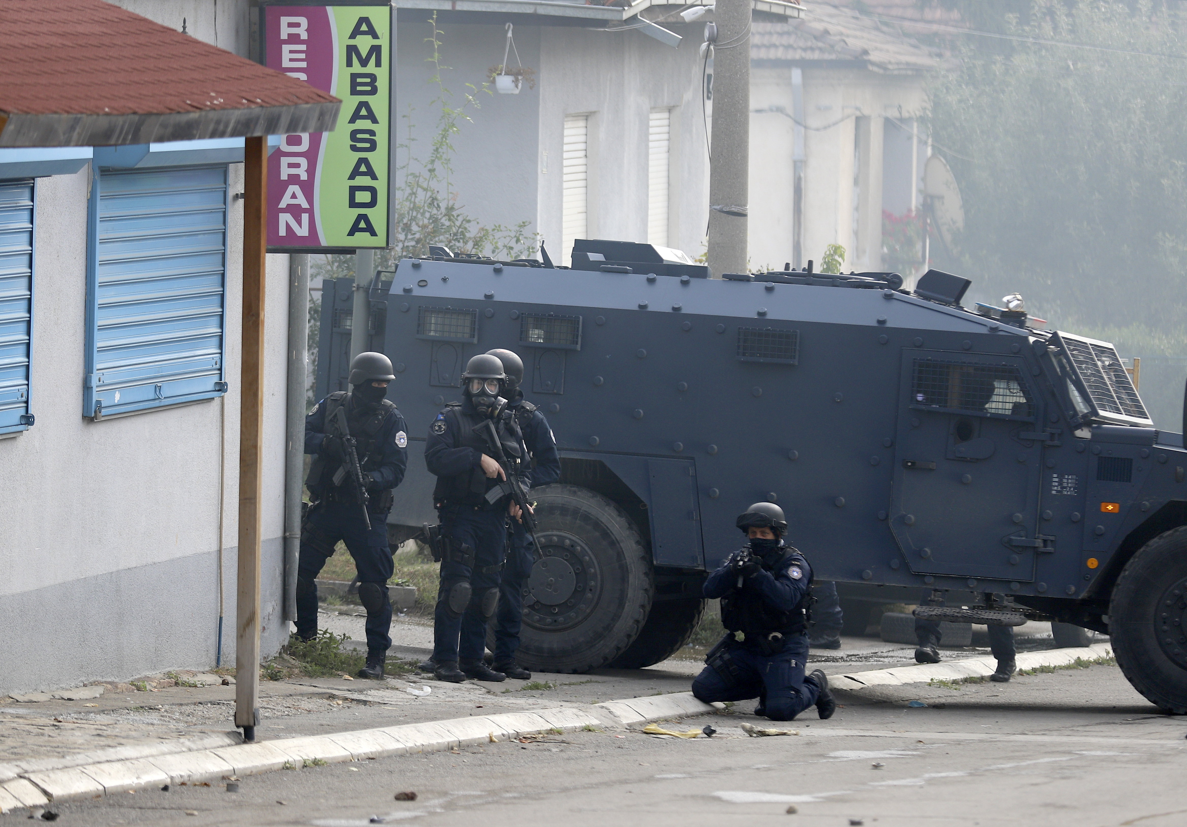 Egy ember meghalt, hét megsebesült, amikor a koszovói rendőrség szerb tüntetőkkel csapott össze