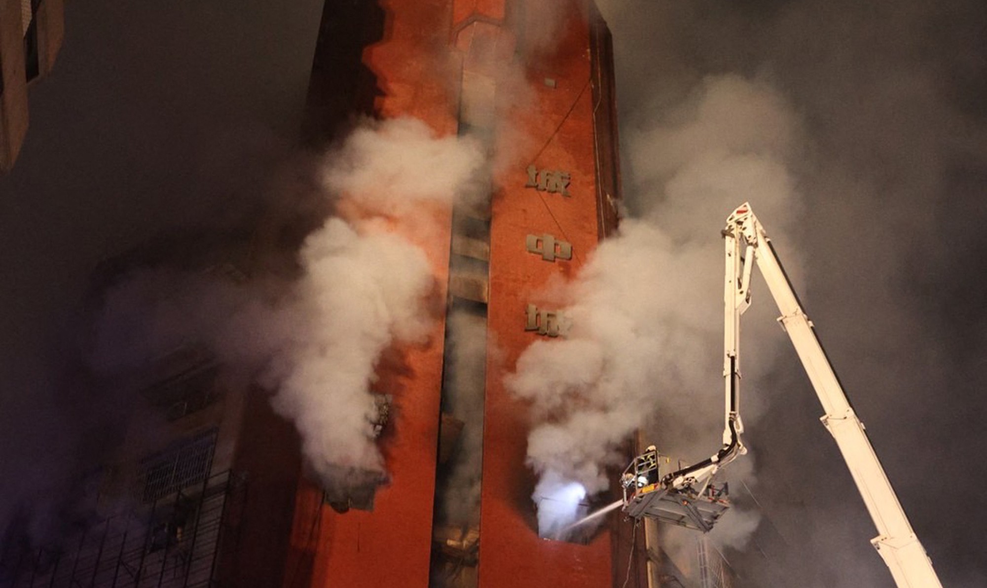 Tűzvész pusztított egy tajvani toronyházban, többen meghaltak és megsérültek