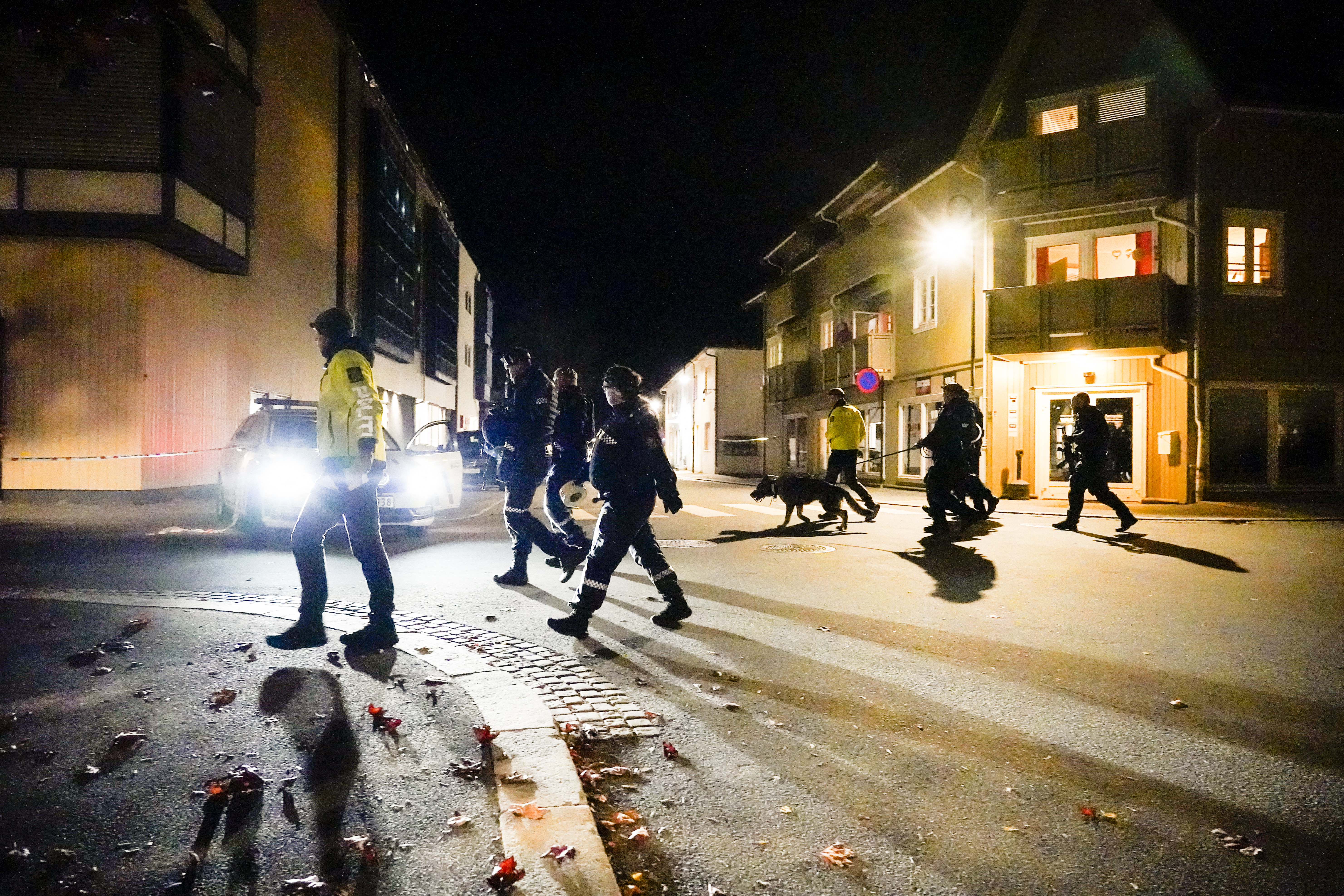 Ismert volt a rendőrök előtt a norvég városban íjjal gyilkoló merénylő