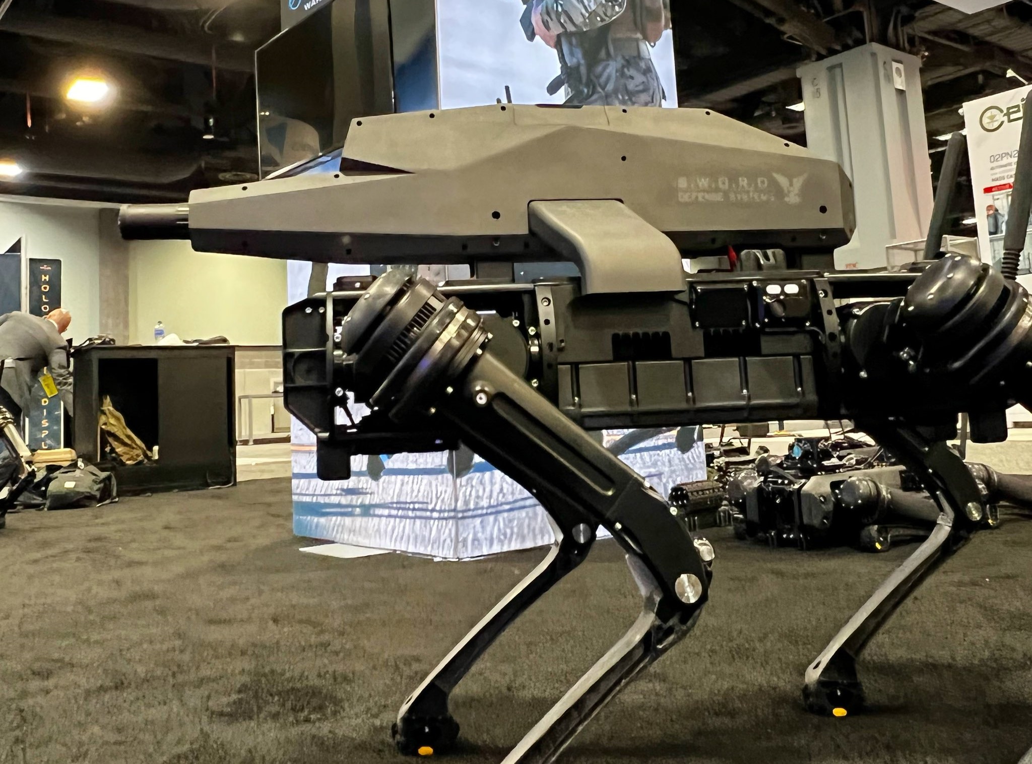 Fegyveres robotkutyát mutattak be az amerikai hadsereg expóján