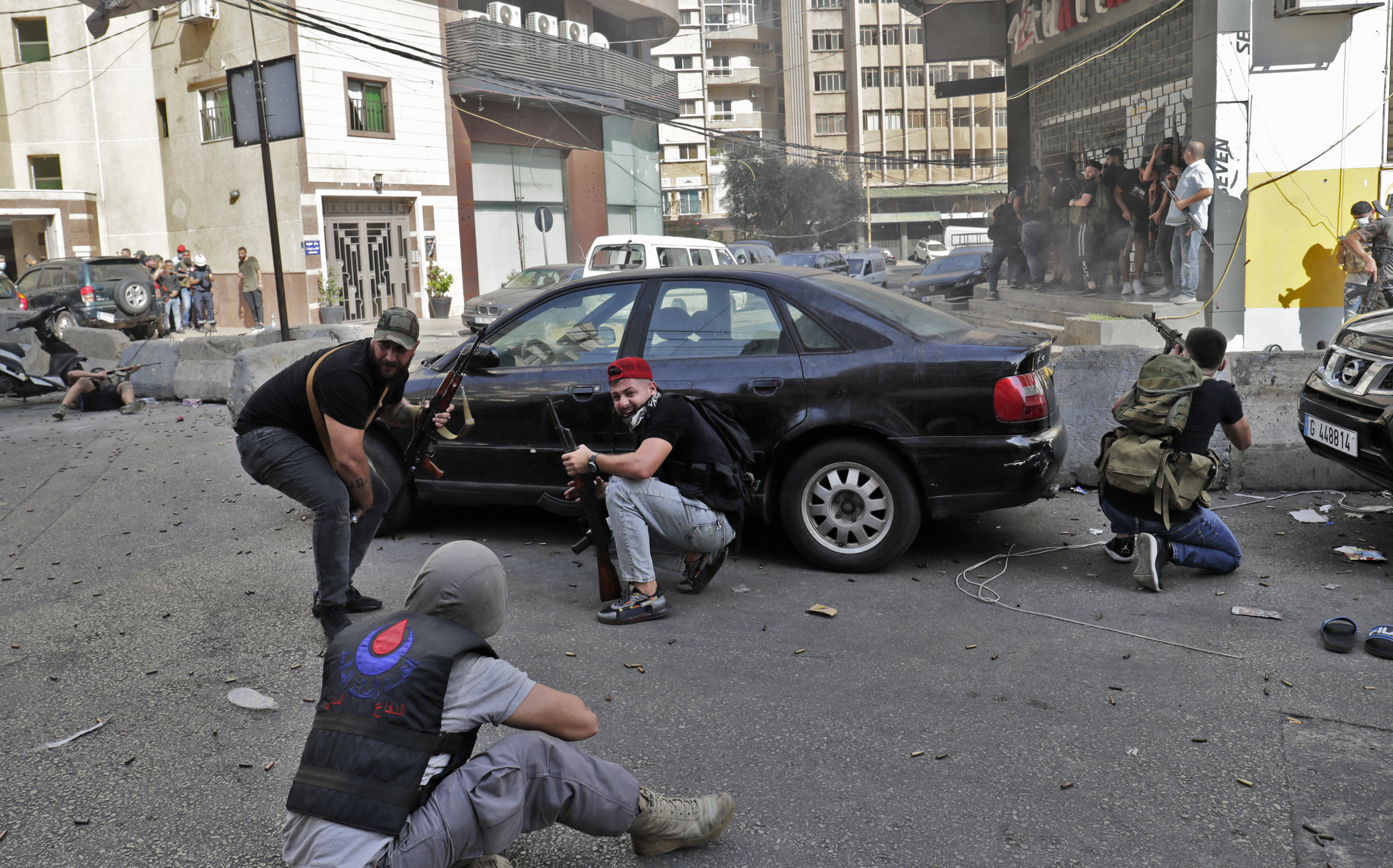 Tűzharc tört ki Bejrútban egy tüntetésen, legalább hatan meghaltak