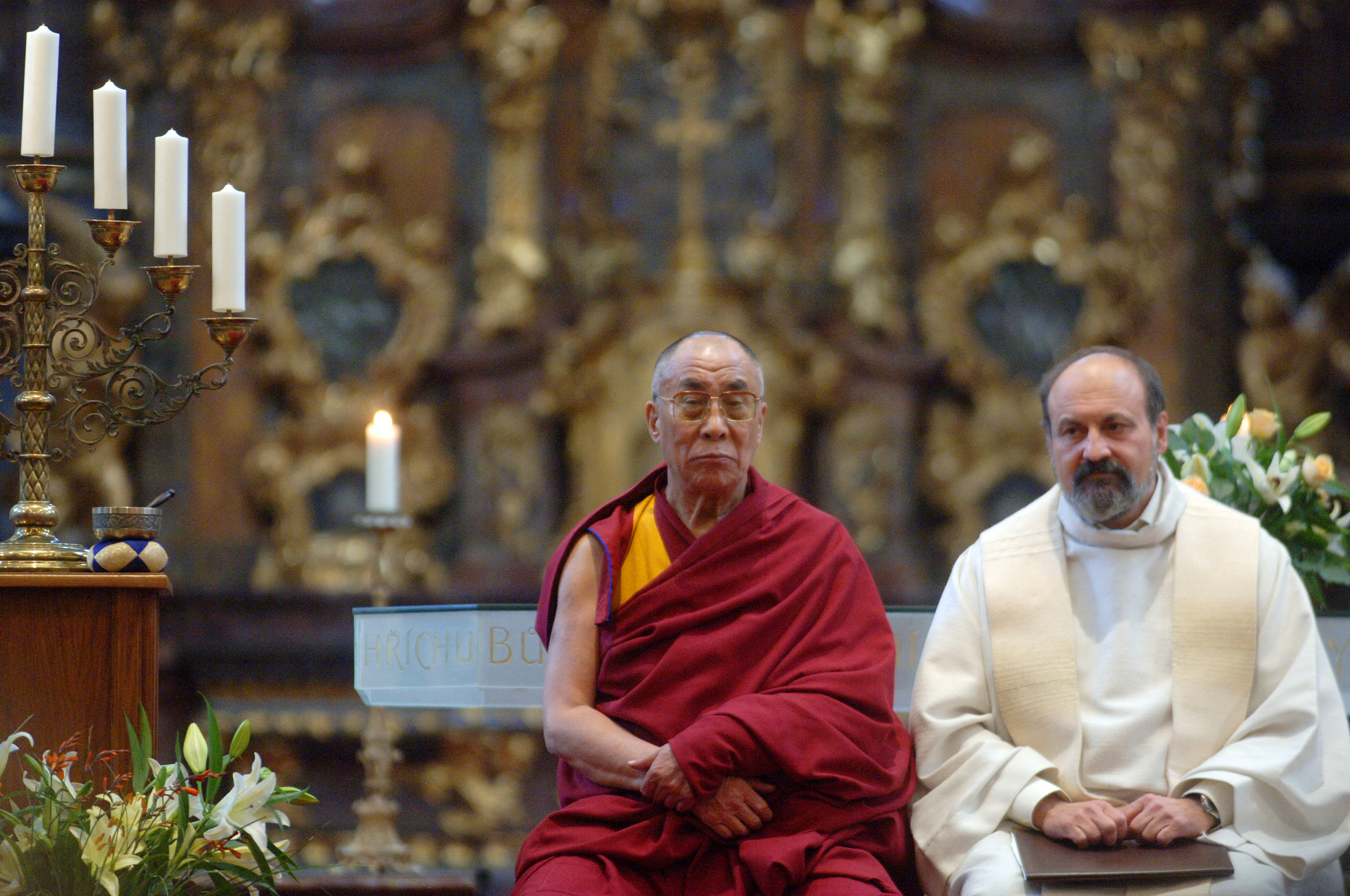 A dalai láma és Halík utóbbi templomában, a prágai Szent Salvatorban 2006-ban