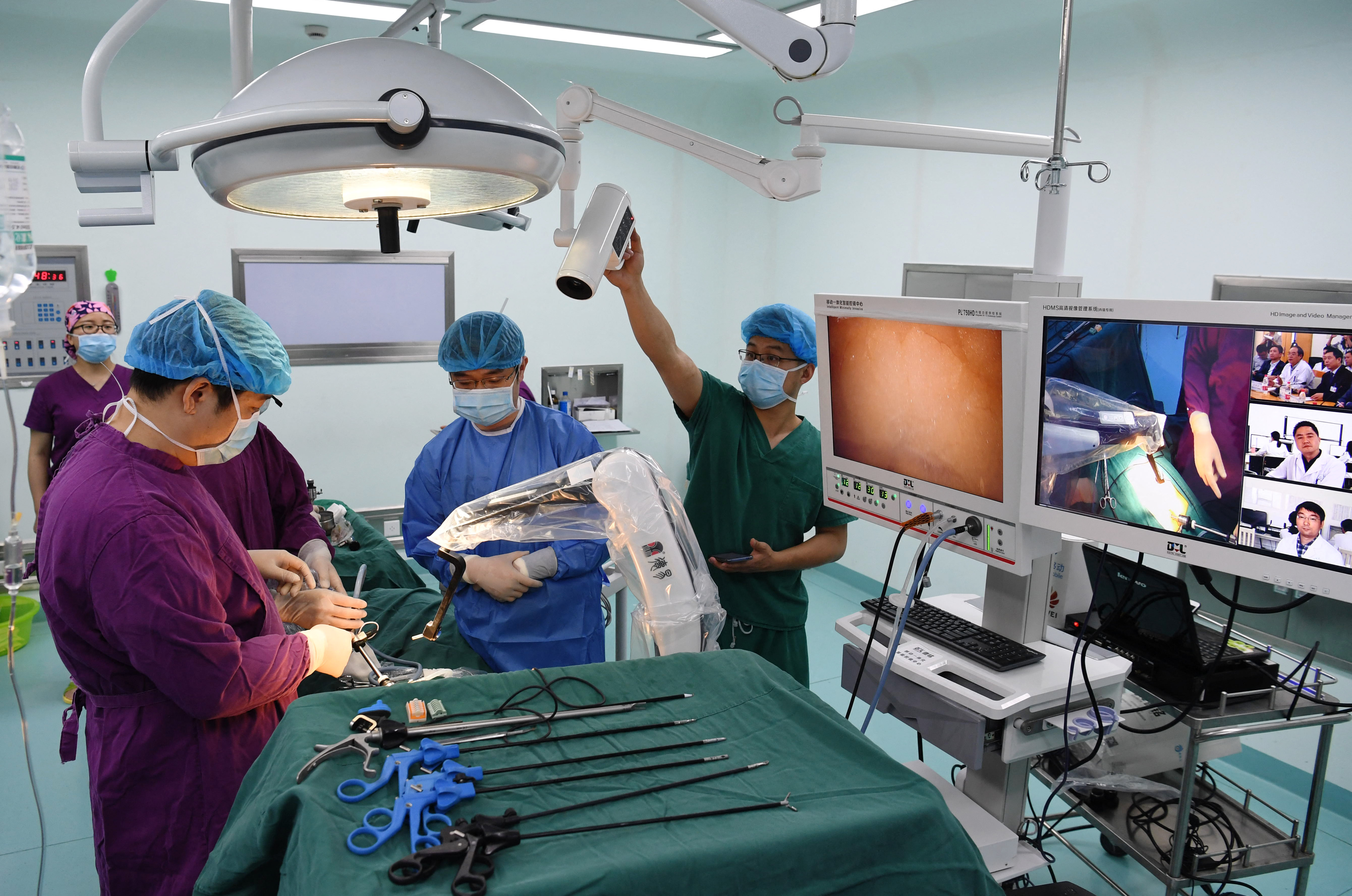 5G kapcsolaton keresztül végzett endoszkópos sebészeti beavatkozás két, egymástól távoli kínai kórház orvosainak együttműködésében
