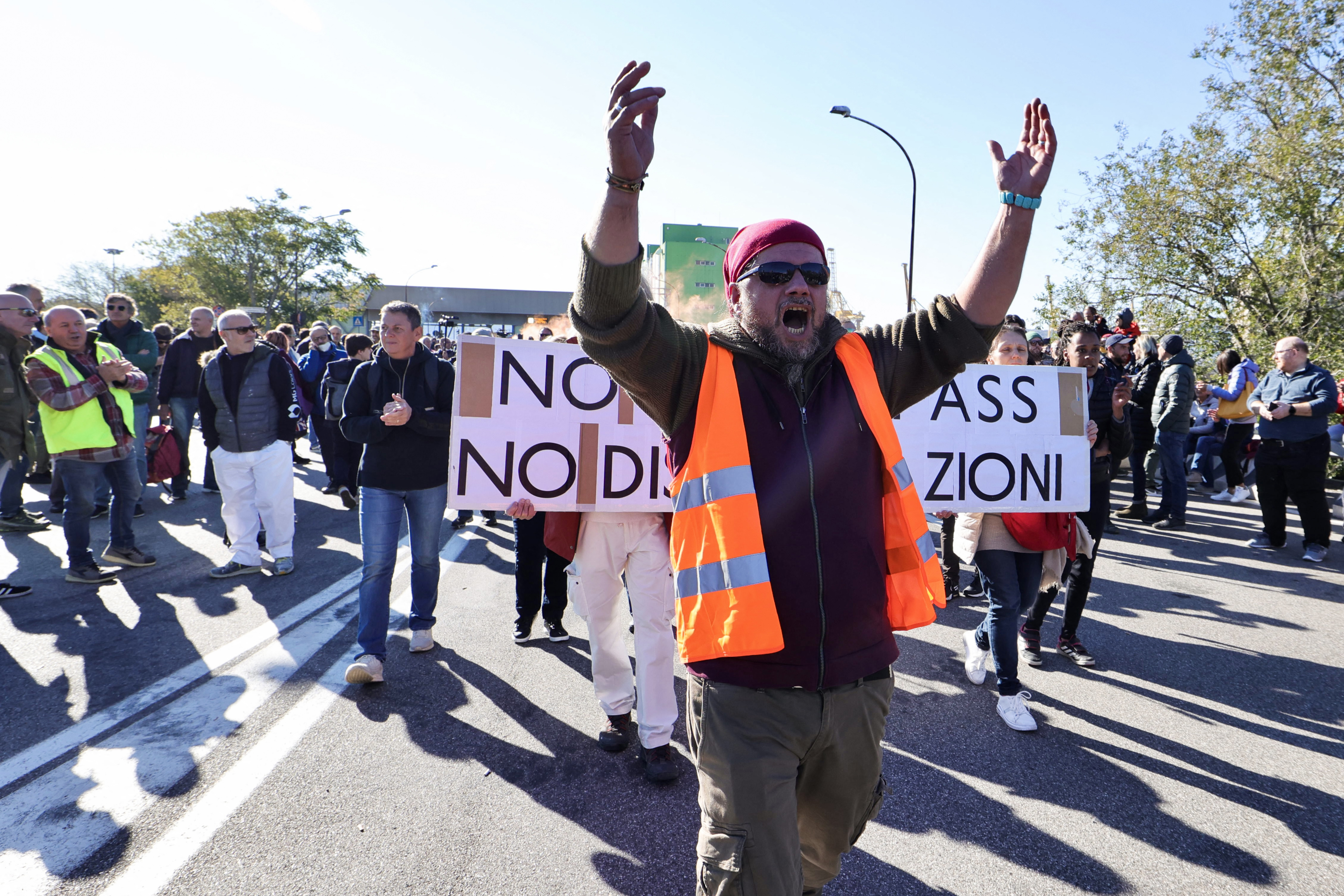 Vízágyúval és könnygázzal oszlatja fel az olasz rendőrség a kötelező oltások elleni tüntetést a trieszti kikötőben
