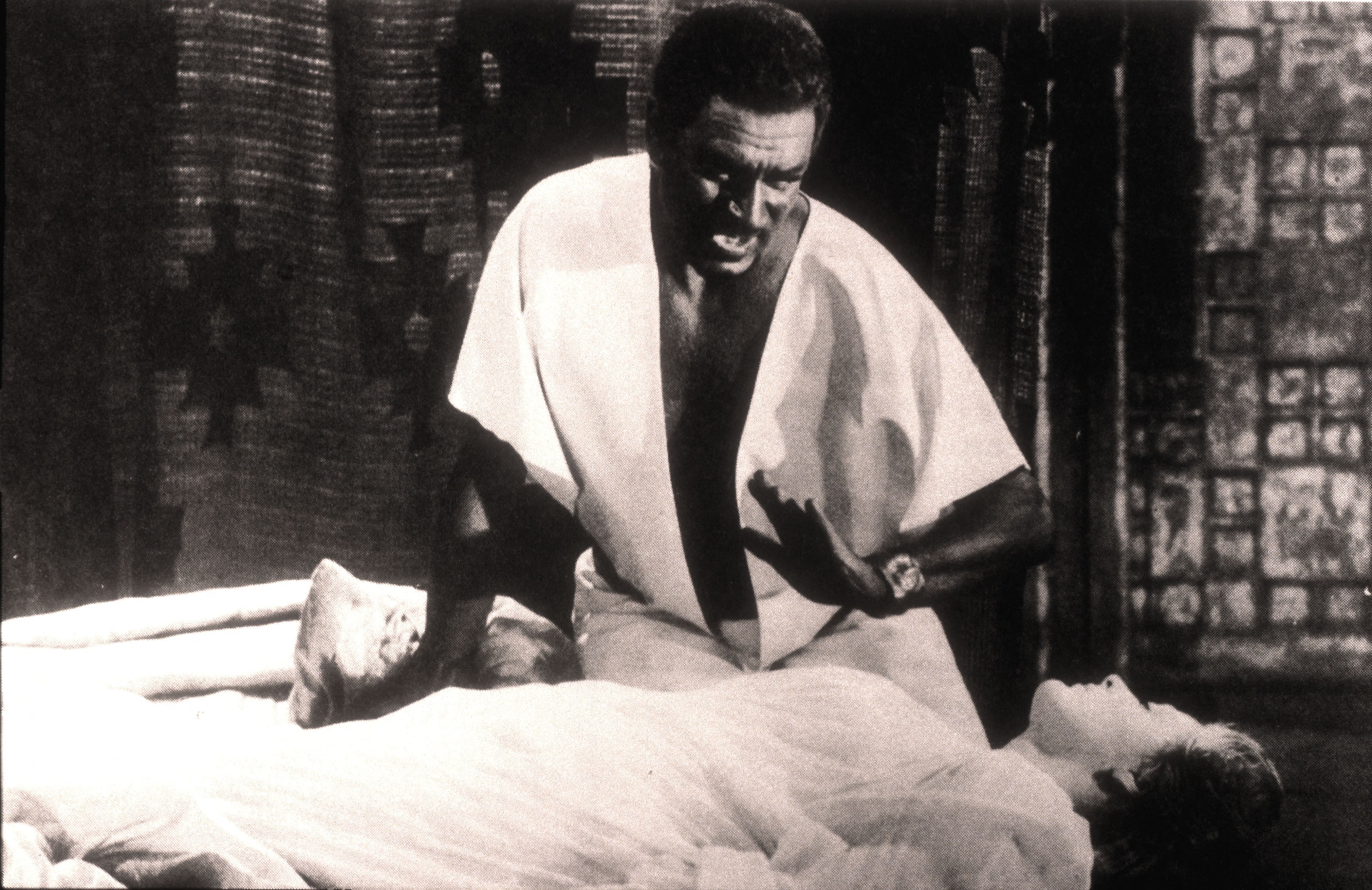 Távozni kényszerült egy amerikai professzor, mert diákjainak megmutatta az 1965-ös Othellót, miközben itthon az egyik zsűritag szerint túl kevés a blackface a TV2 műsorában