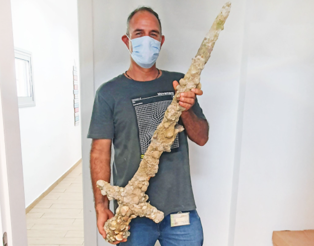 900 éves kardot talált egy izraeli búvár