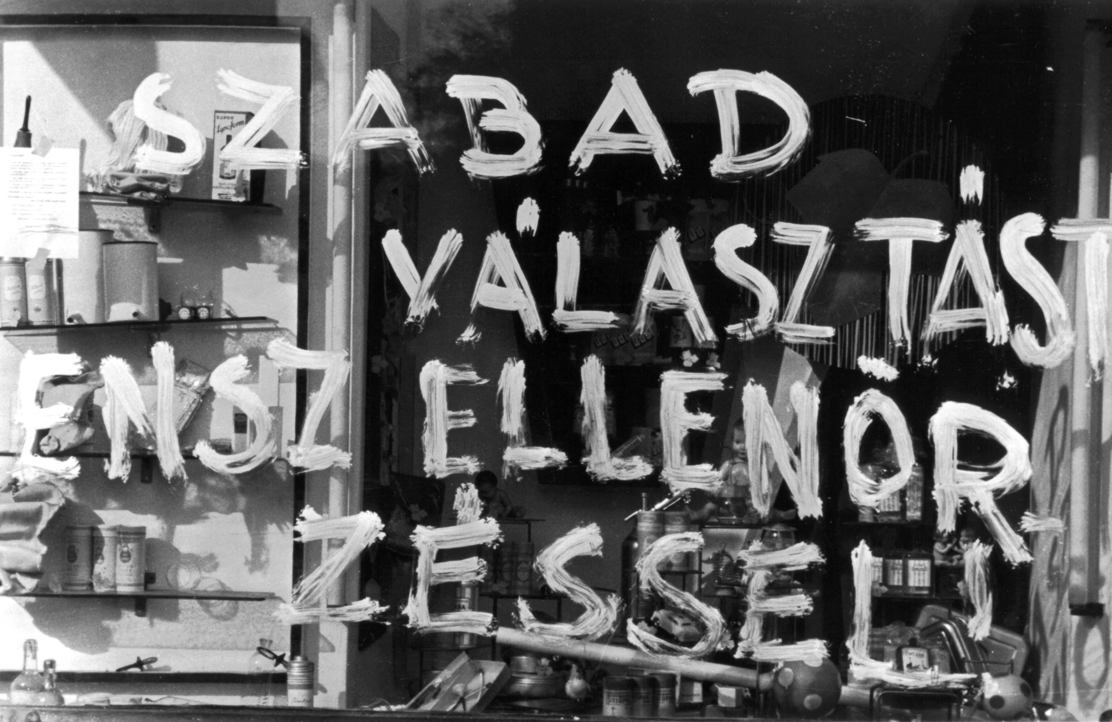 Gyilkos a newsfeed a pesti utcán: 1956-ban a köztereken működött a közösségi média