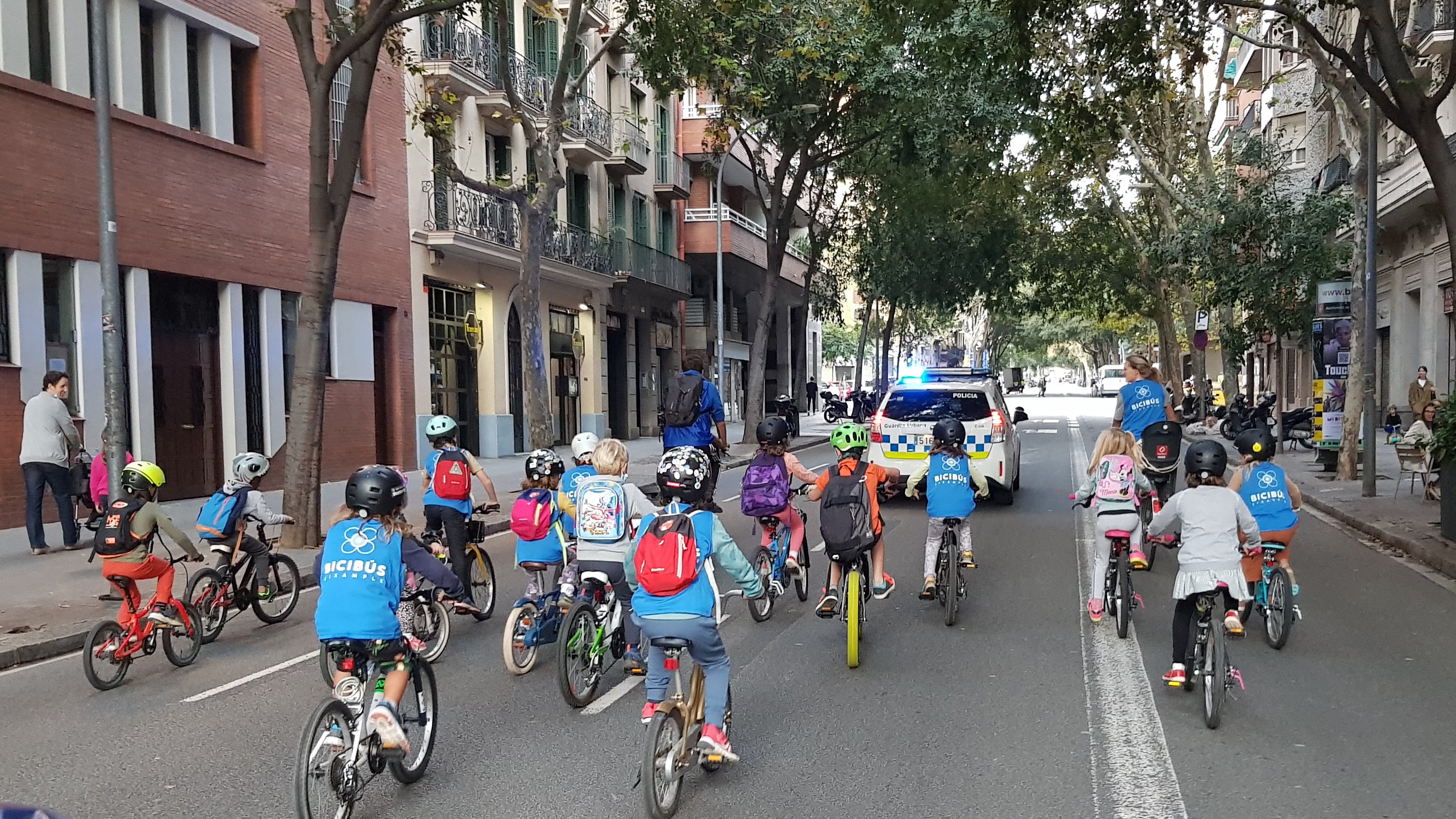 Egy hónap alatt elsöprő siker lett a barcelonai biciklis „iskolabusz”