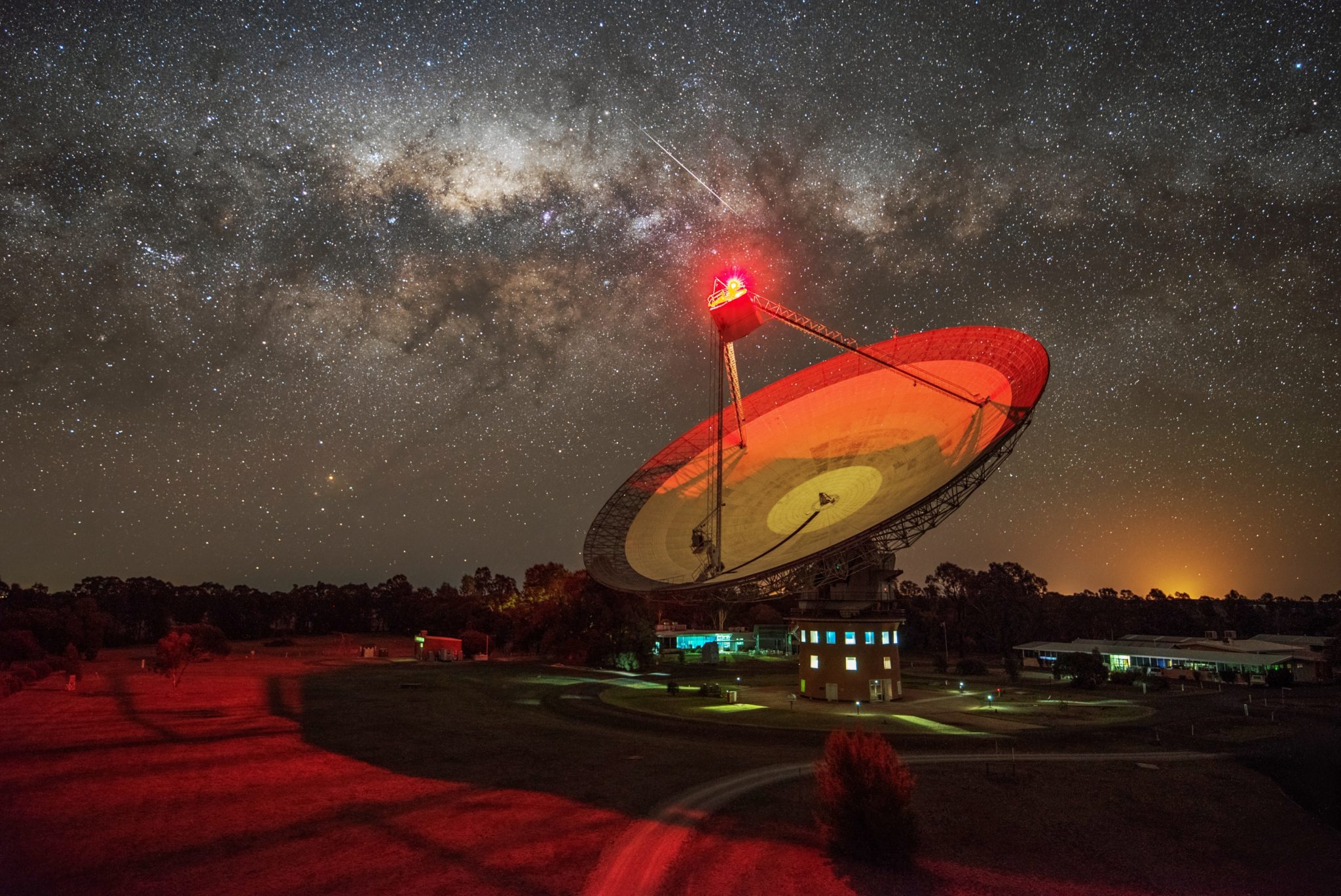 Az Ausztrália Új-Dél-Wales szövetségi államában található Parkes rádióteleszkóp.