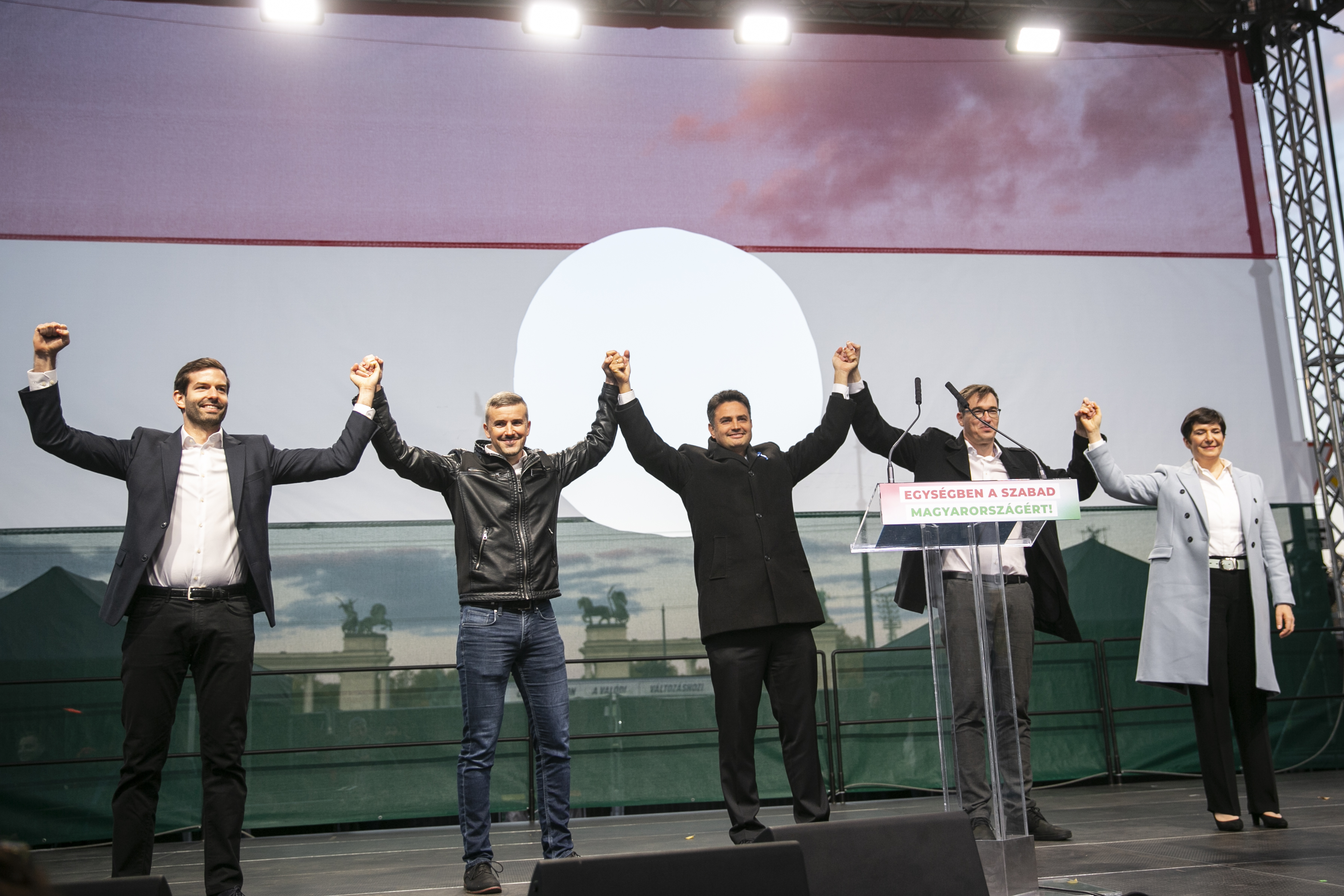 Négy százalékkal vezet az ellenzéki lista a Fideszével szemben a Závecz szerint