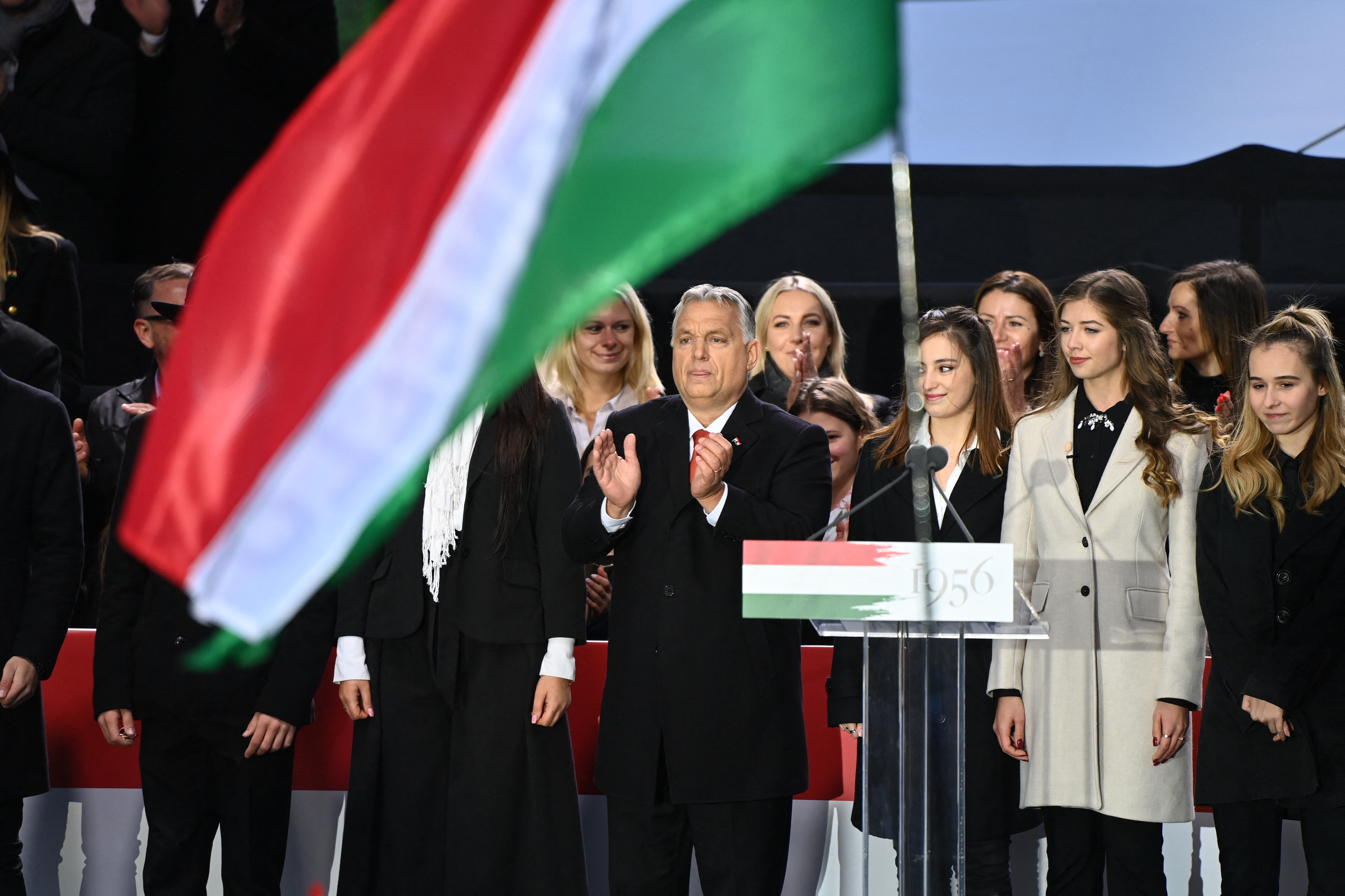 A Fidesz a közmunkástól a nyugdíjasig ezermilliárdokat oszt szét