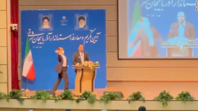 Beszéde közben felpofozták egy iráni tartomány kormányzóját
