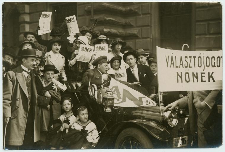 Tüntetők a Feministák Egyesülete A Nő c. lapjával (1914?)