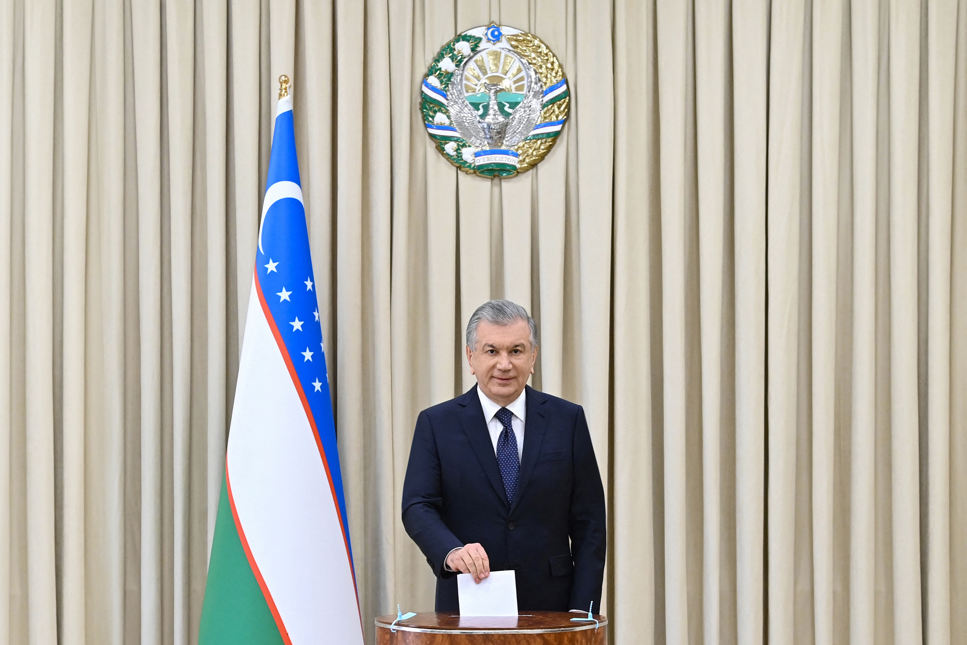 Az üzbég elnök, Savkat Mirzijojev 2021 októberében szavaz. Meg is választották.