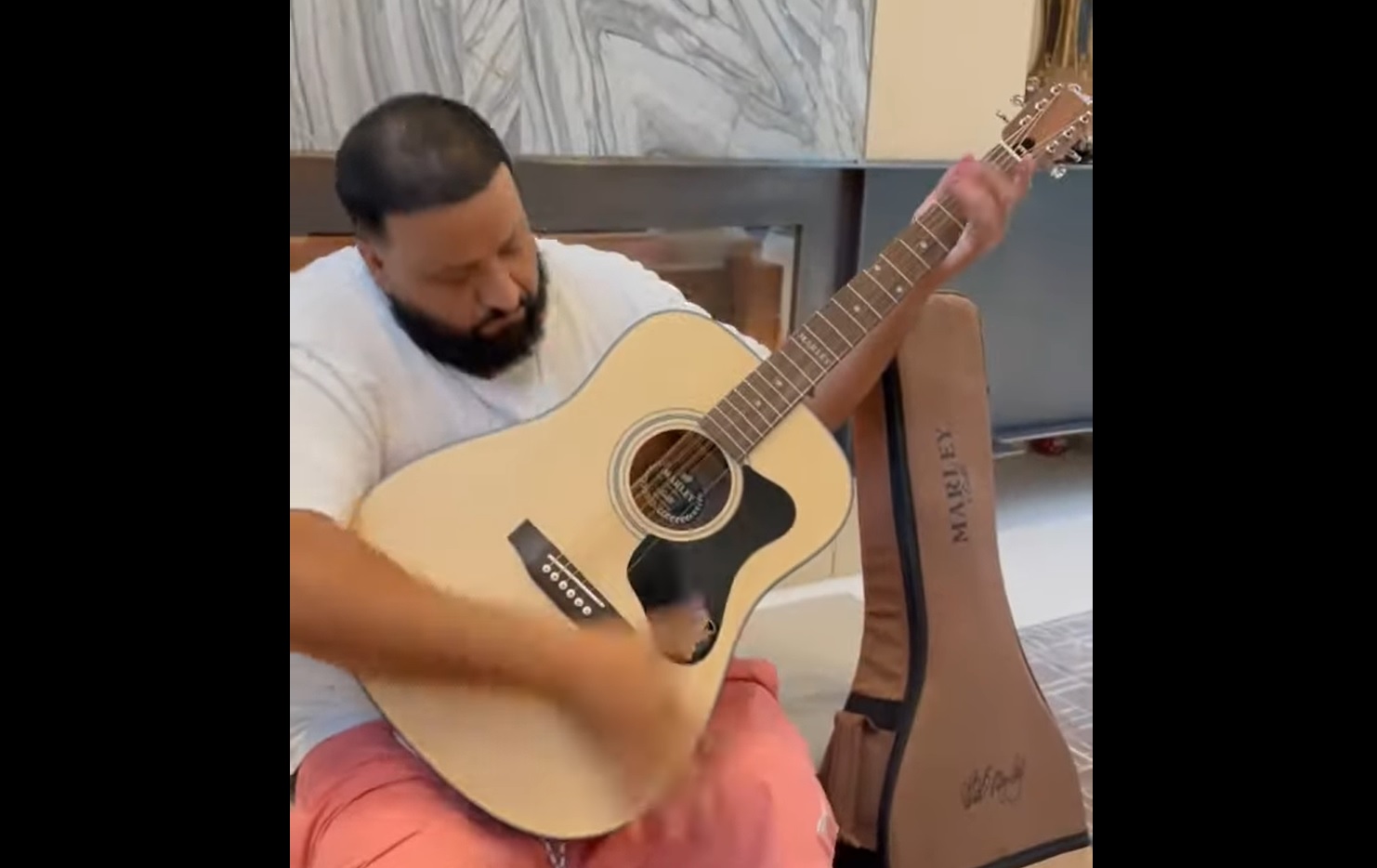 DJ Khaled nem akármilyen akusztikus gitárszólóval tisztelgett Bob Marley előtt
