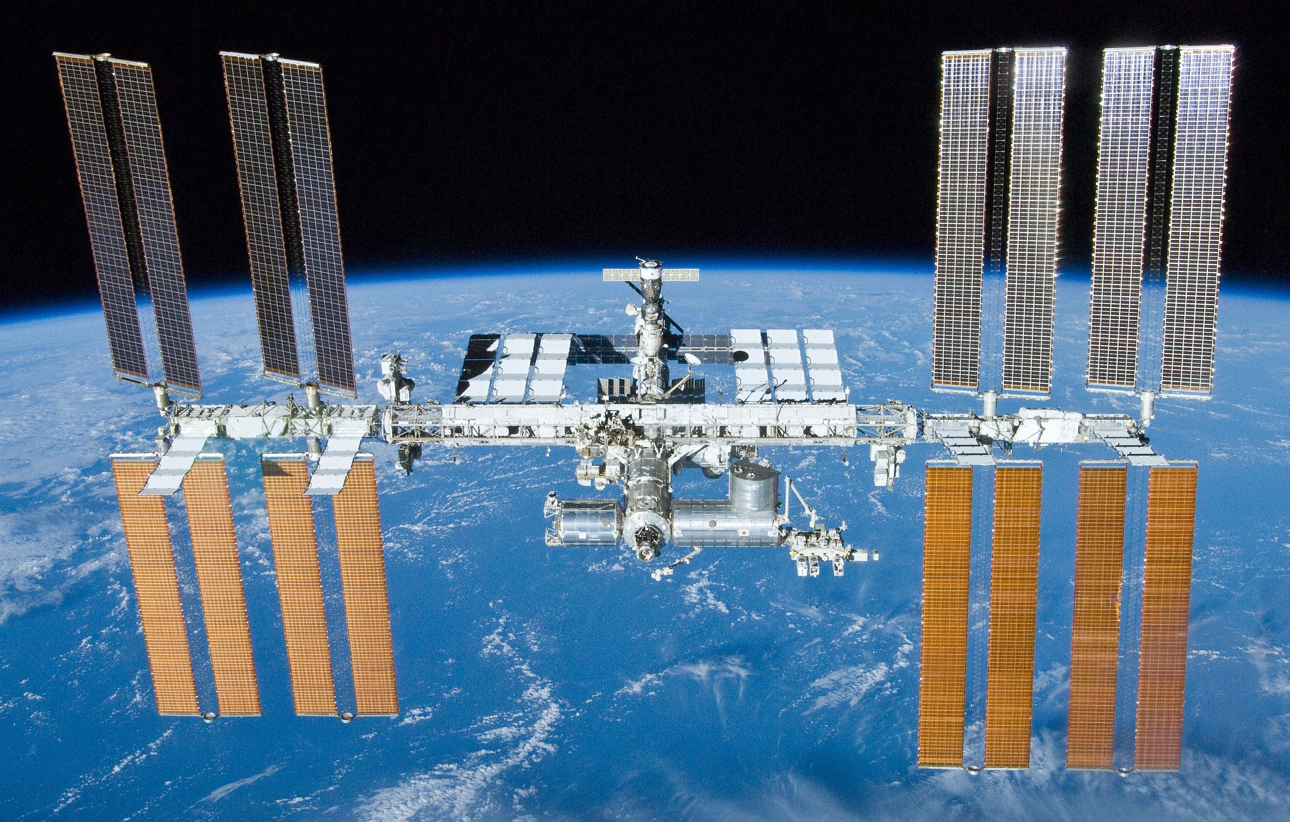 A Nemzetközi Űrállomás 2010-ben, az Atlantis-űrsikló fedélzetéről nézve