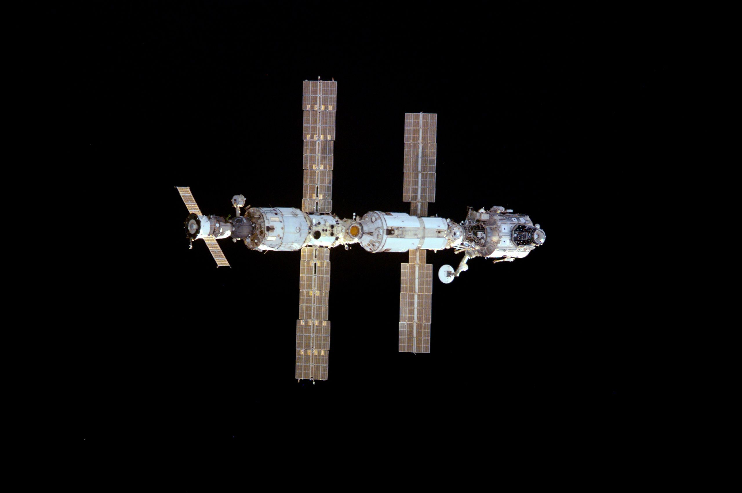 Az ISS 2000 decemberi állapota, az Endeavour űrsiklóról készült felvételen.