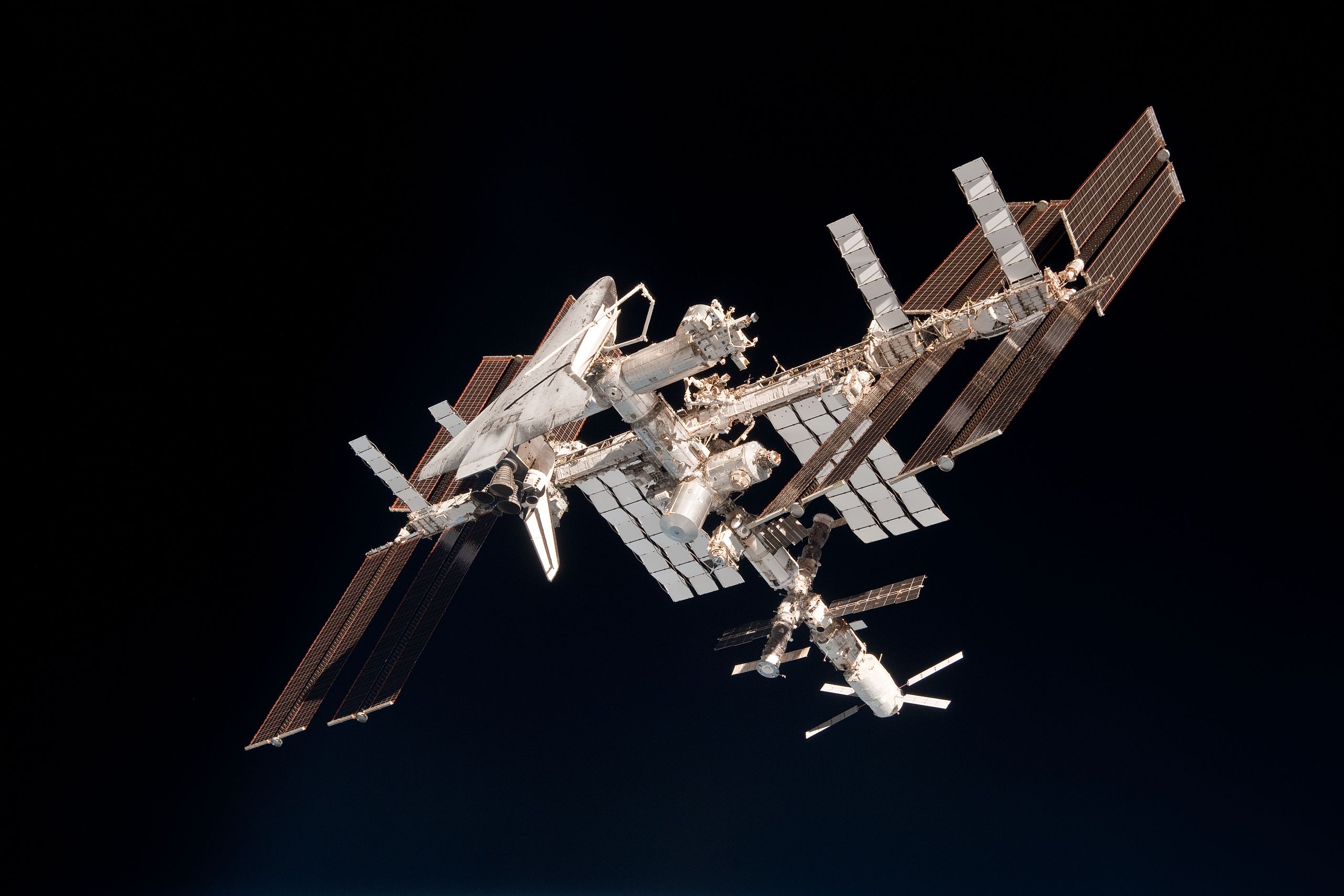 Az ISS-hez csatlakozott Endeavour űrsikló 2011 májusában, a Szojuz űrhajóról megörökítve