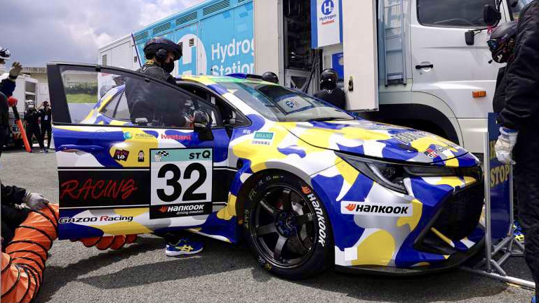 A Toyota belsőégésű hidrogénmotort tesztelt egy Yaris versenyautóban