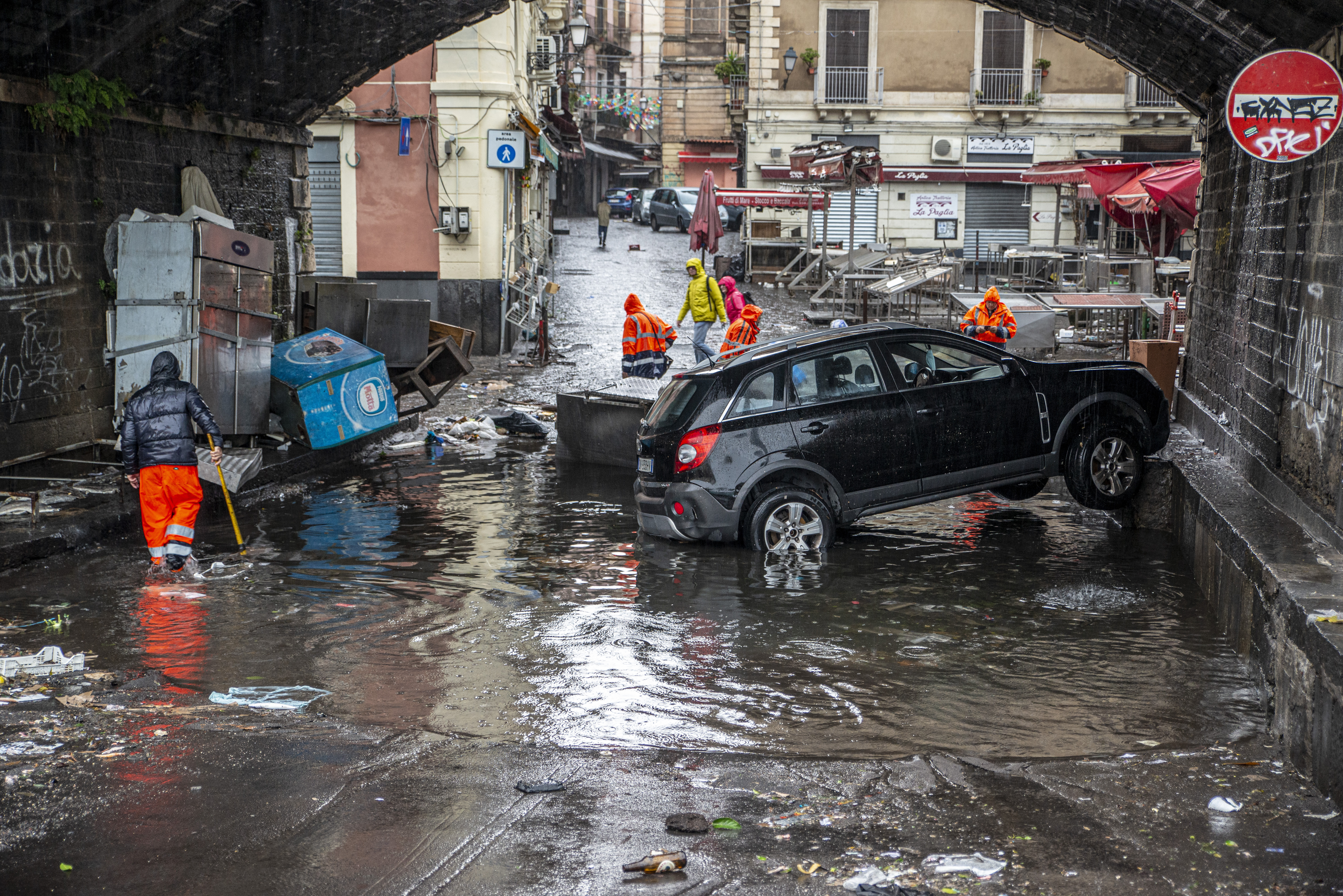 Több szicíliai várost is elöntött a víz, ketten meghaltak