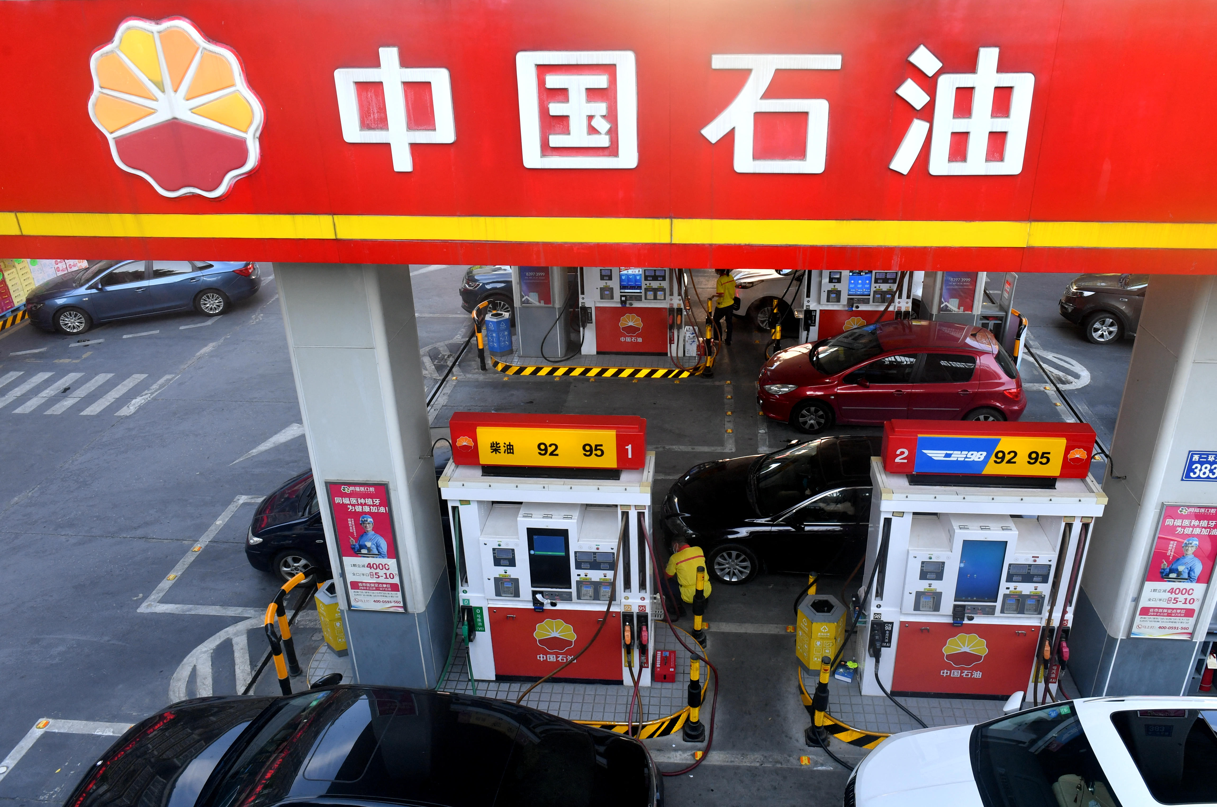 A PetroChina egyik benzinkútja Délkelet-Kínában 2021. július 12-én.