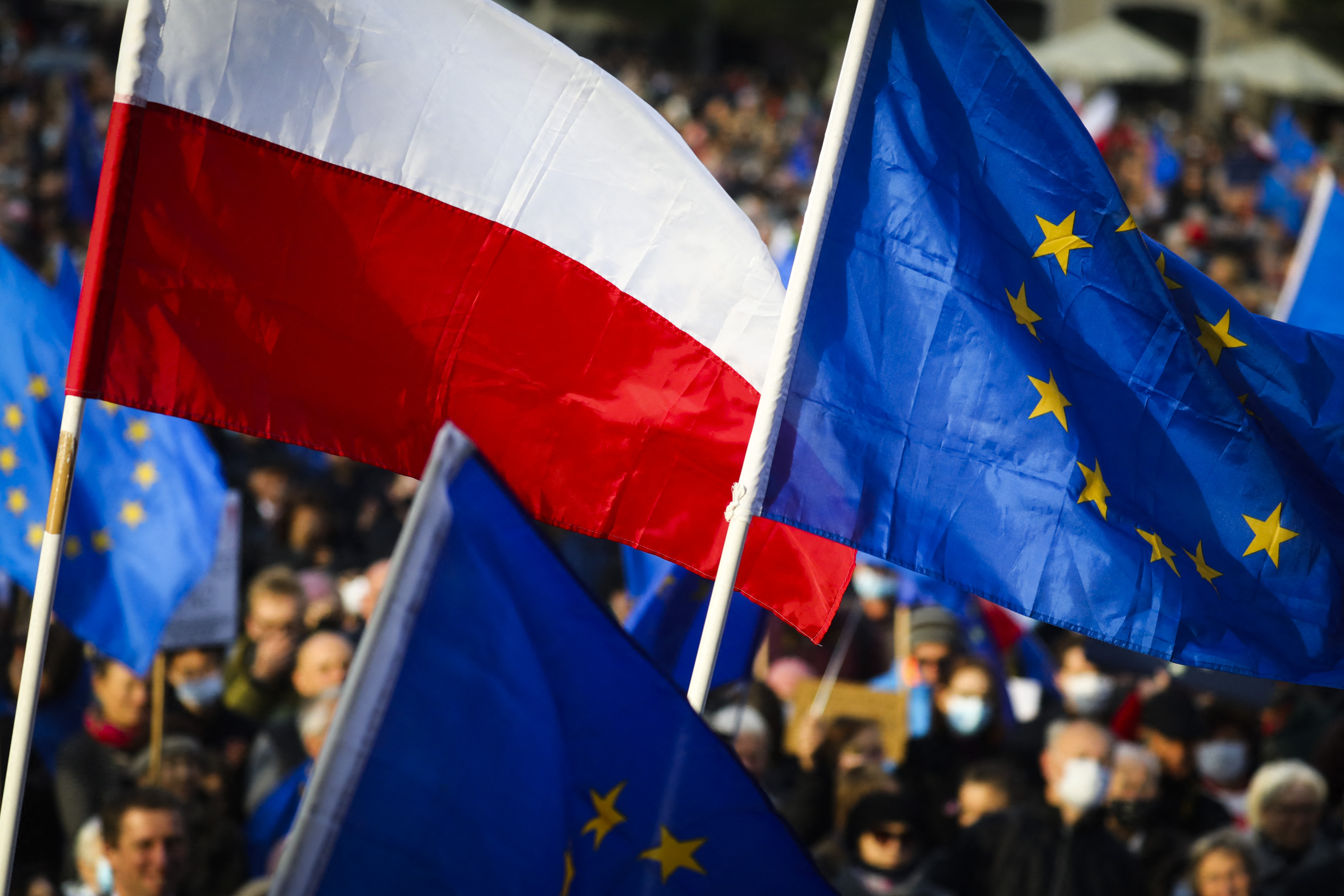 Behajtja az EU Lengyelországon a bírák korlátozása miatt kiszabott, eddig 70 millió euróra duzzadt pénzbírságot
