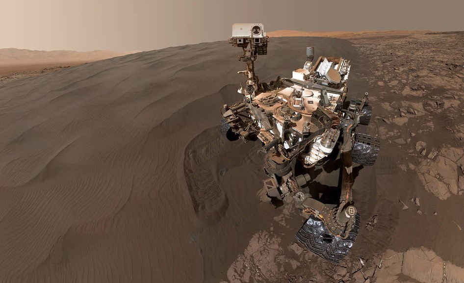 A Curiosity Bagnold-dűnéknél készített szelfije. A kép a marsjáró robotkarán lévő kamera felvételeiből lett összeállítva.