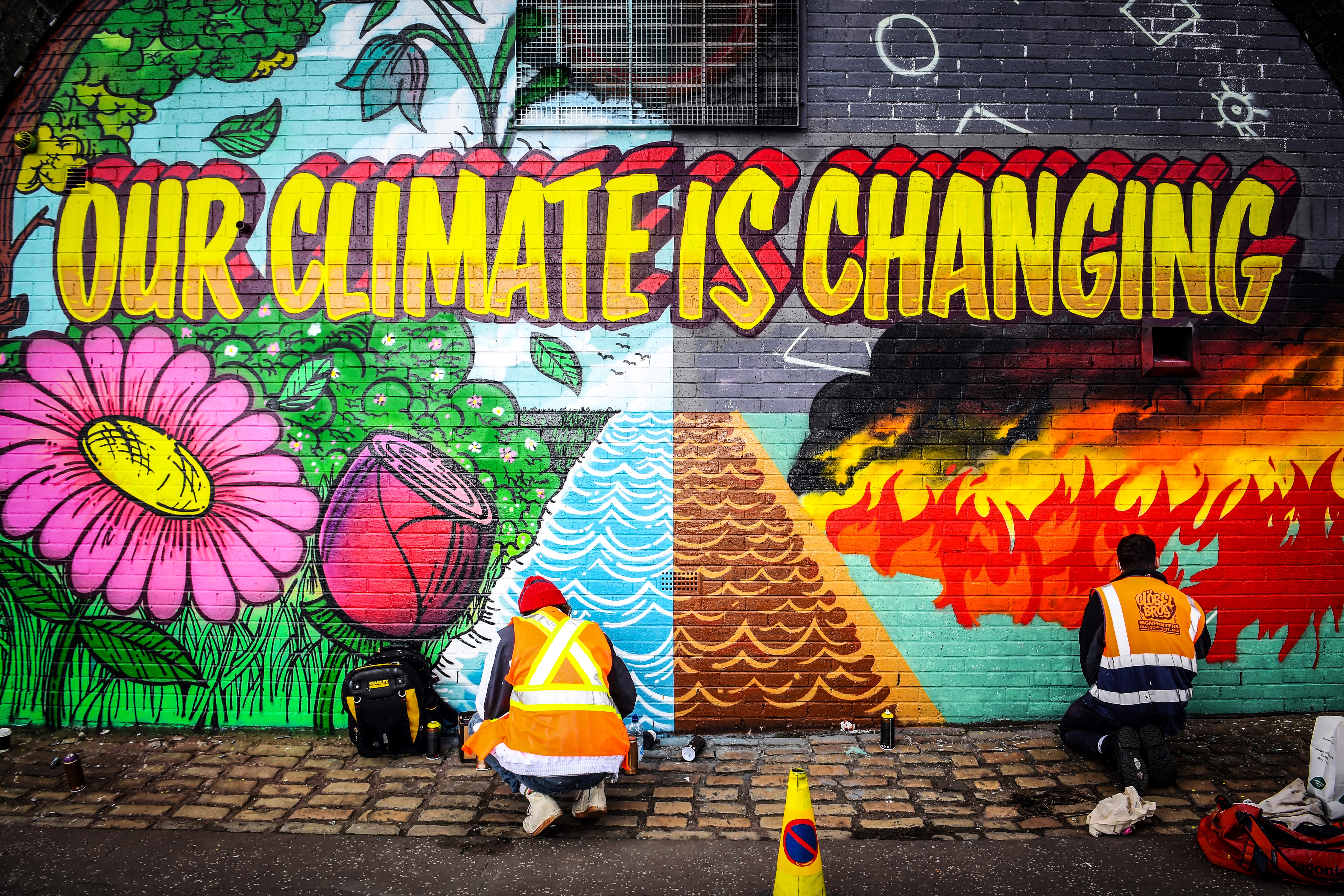 A COP26 glasgow-i helyszínével szemben elhelyezett falfestmény: „Változik az éghajlatunk”