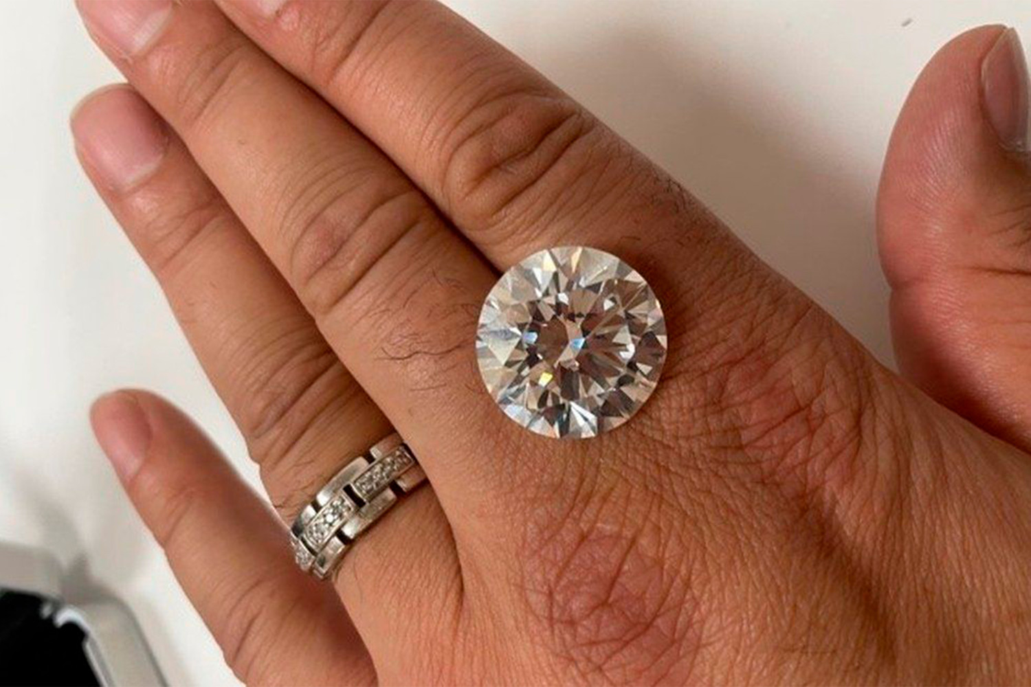 Egy brit nő valamikor vett valahol egy kirakodóvásáron egy 2 millió fontot érő gyémántékszert