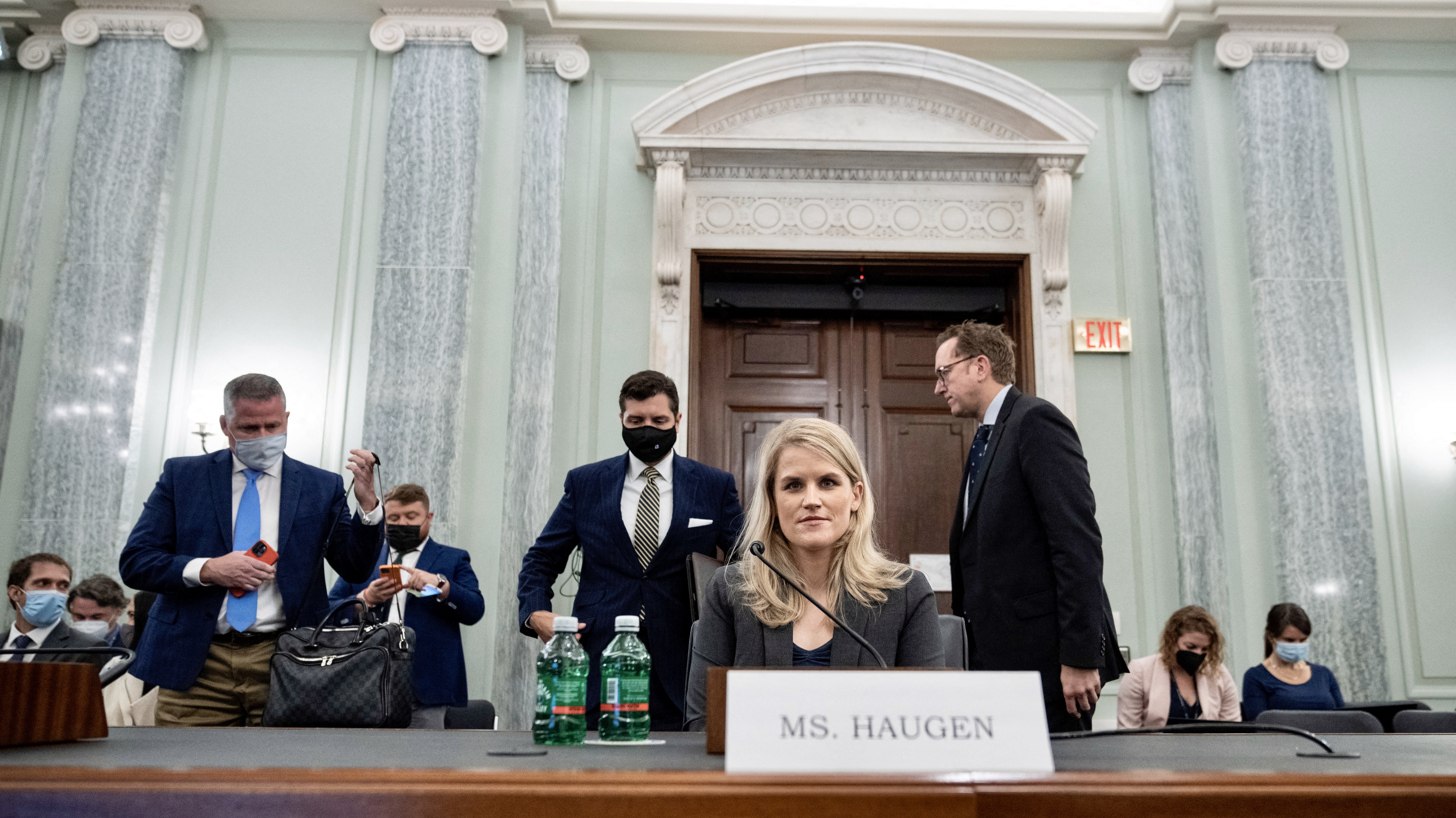 Frances Haugen, a Facebook korábbi alkalmazottjának szenátusi meghallgatása az Egyesült Államokban.