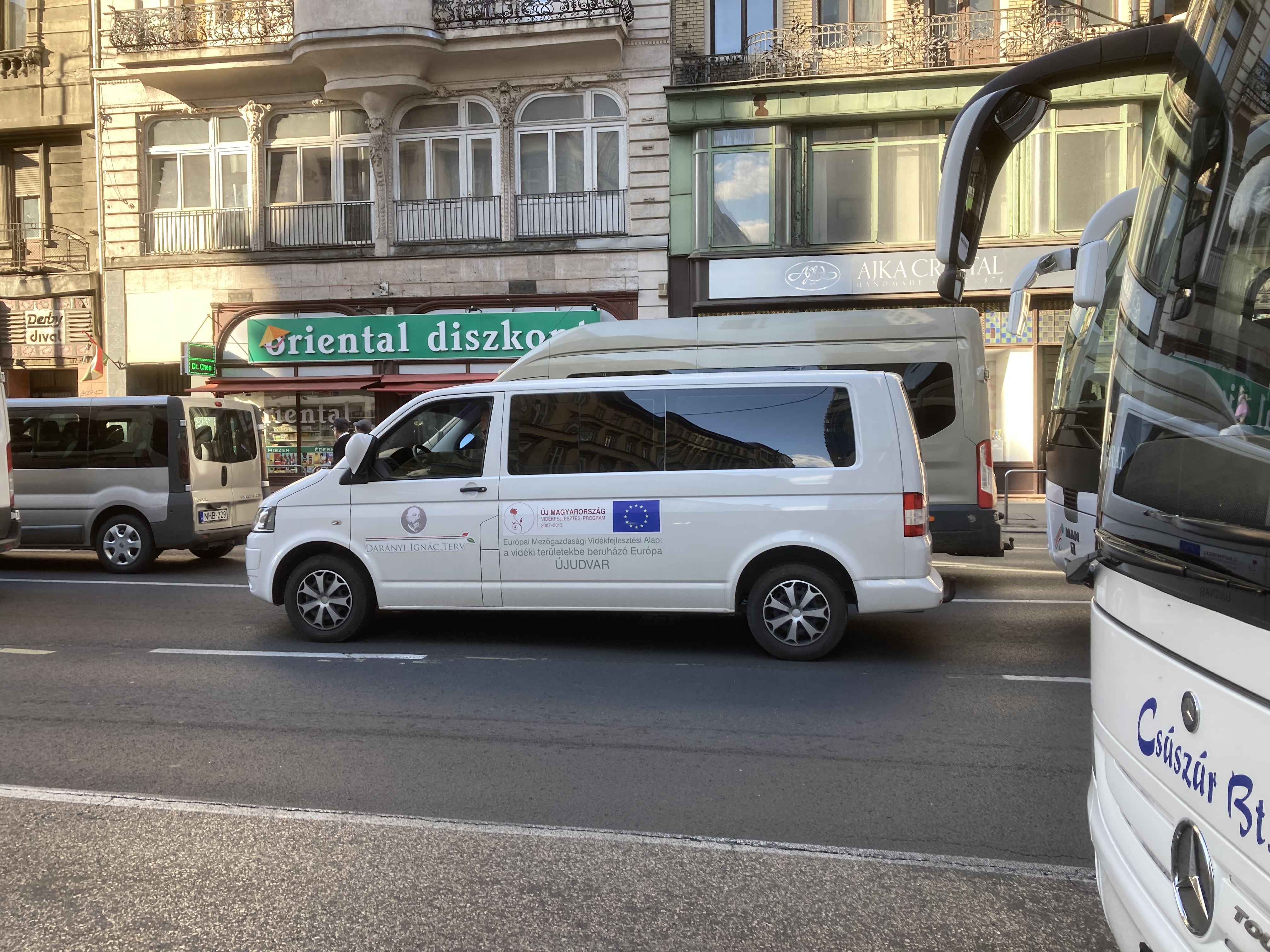 Uniós támogatásból kapott busszal is mentek a Békemenetre, hogy aztán meghallgassák a brüsszelező Orbánt