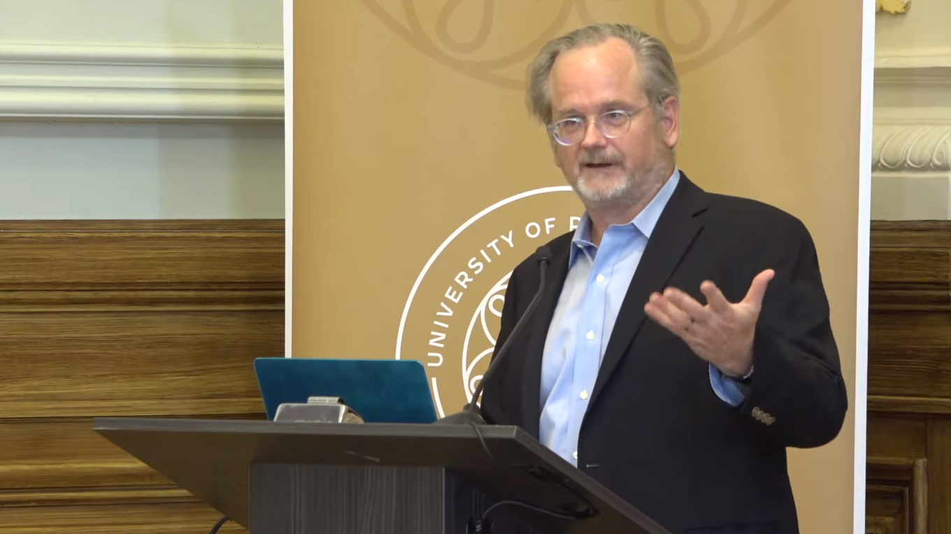 Lawrence Lessig Budapesten: Ha nem tudjuk szabályozni az algoritmusokat, ők fognak szabályozni minket