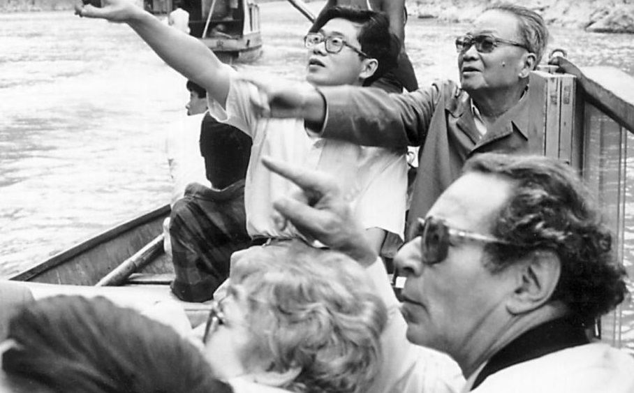Egy csónakban? Kornai János (jobbra lent) és Xue Muqiao kínai kommunista reformközgazdász (jobbra fent) a Jangcén 1985 szeptemberében, a számos tekintélyes nyugati szakértőt felvonultató, Kína gazdasági nyitását előkészítő, híres Bashan Konferencia idején.