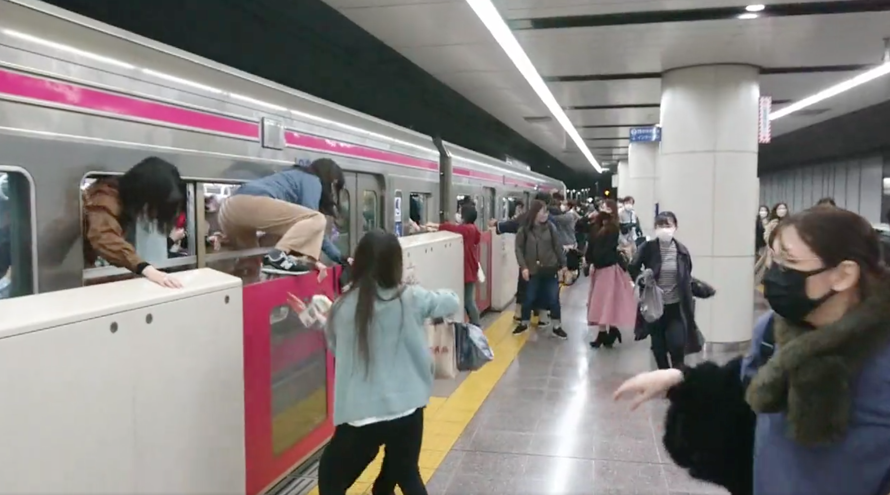 Legalább 15 ember megsérült egy késes támadásban a tokiói metróban, ahol aztán tűz ütött ki