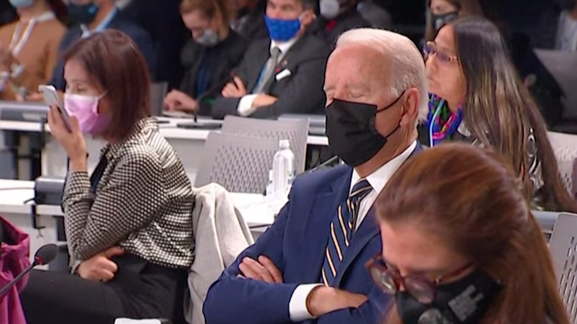 Joe Biden elbóbiskólt egy kicsit a glasgow-i klímacsúcs egyik beszéde közben