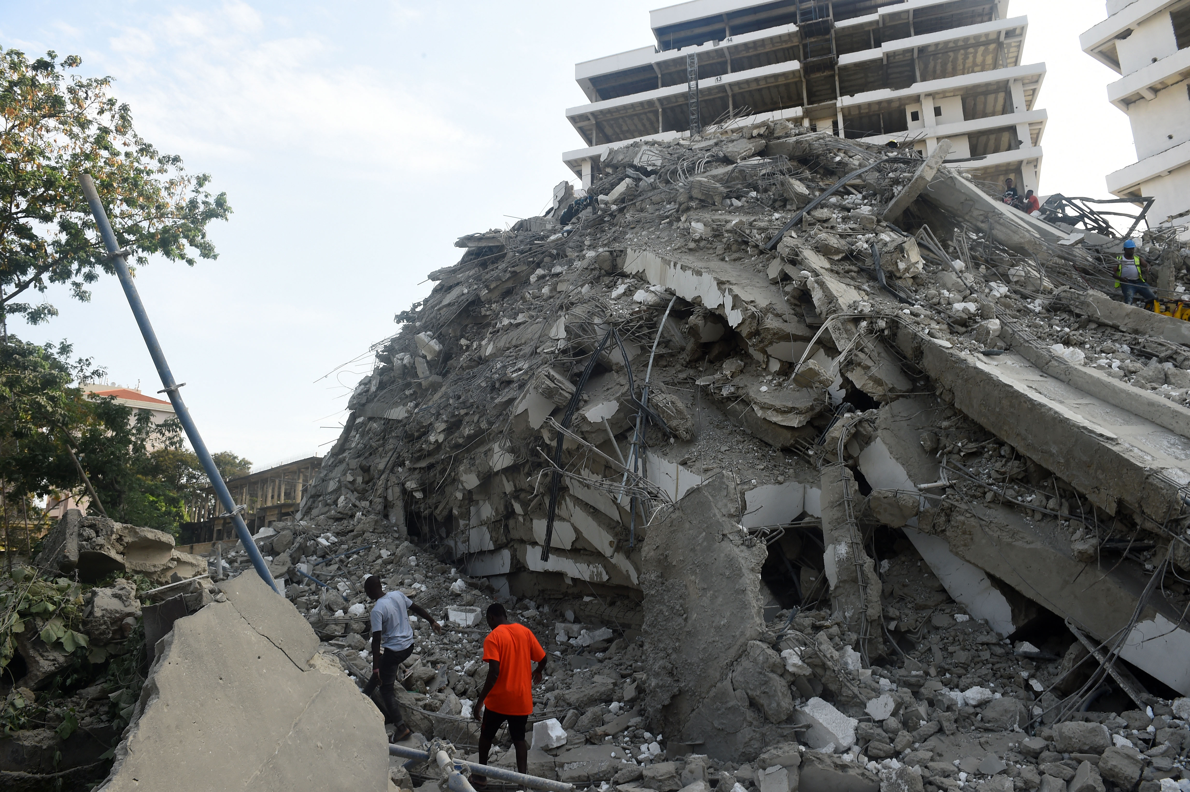 Több mint 100 ember lehet még a Nigériában összeomlott toronyház romjai alatt