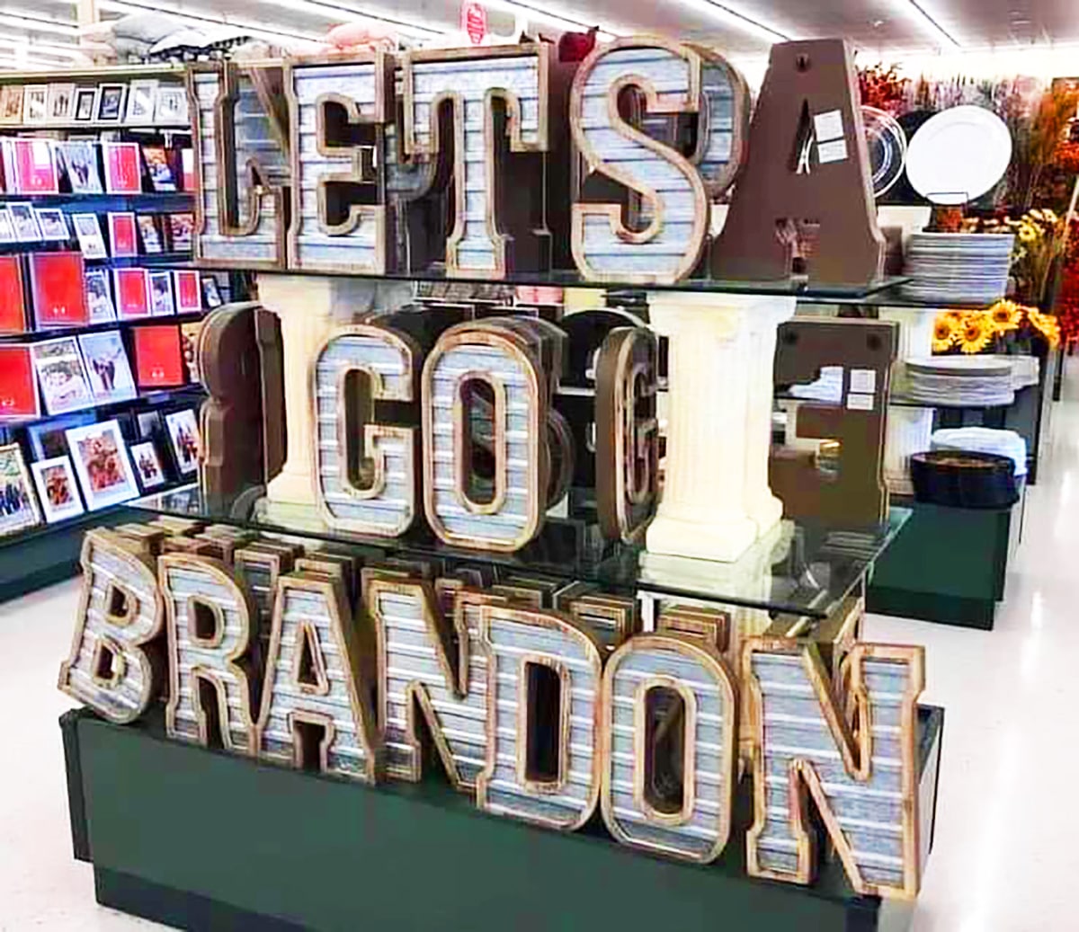 Miért jelenti azt a “Let’s go, Brandon!” mondat a kortárs amerikai angolban, hogy a “kurva anyád, te komcsi”, és miért lett mém belőle