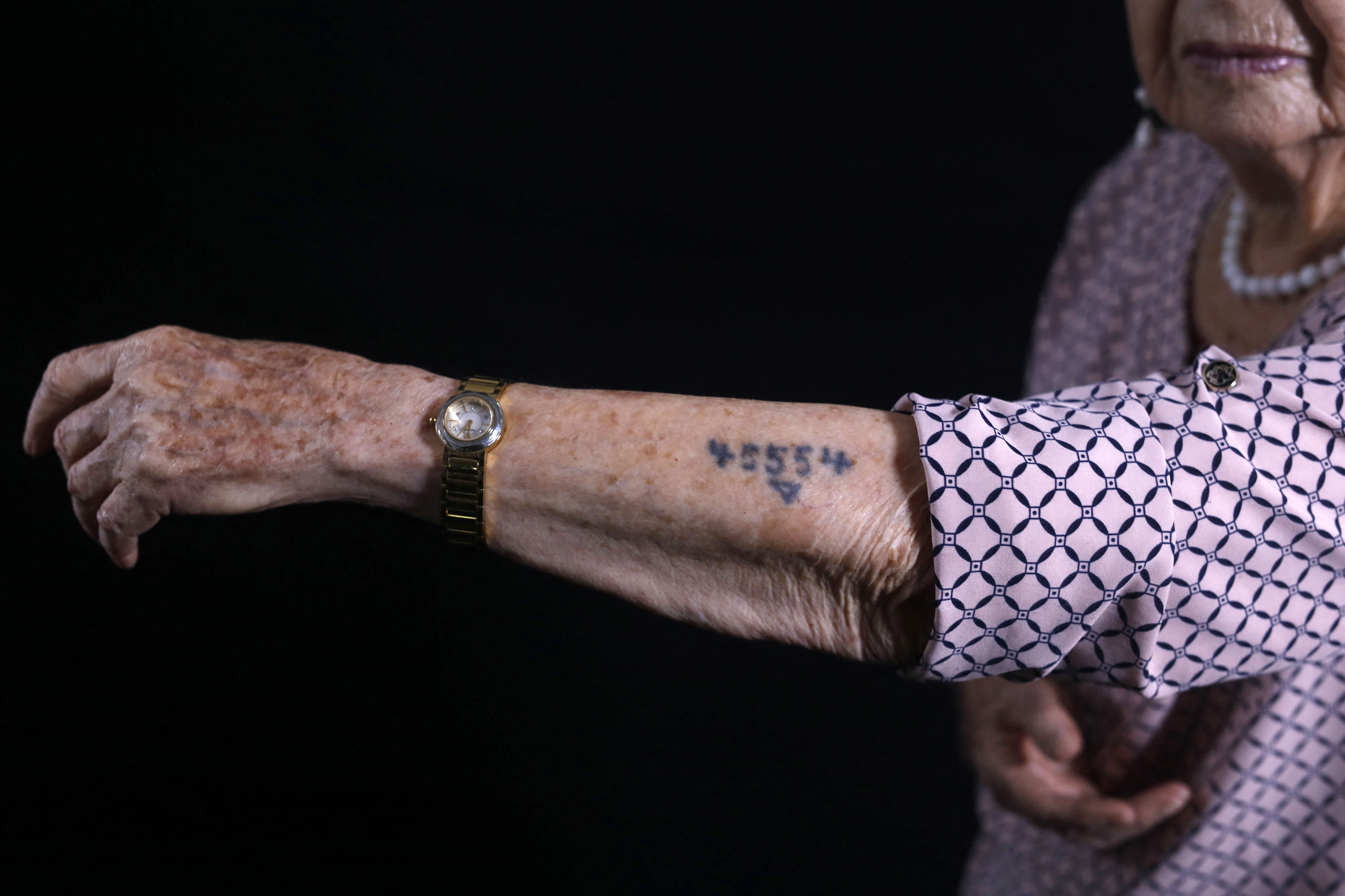 Egy jeruzsálemi aukciós ház elárverezi az auschwitzi rabok tetoválásához használt bélyegzőket