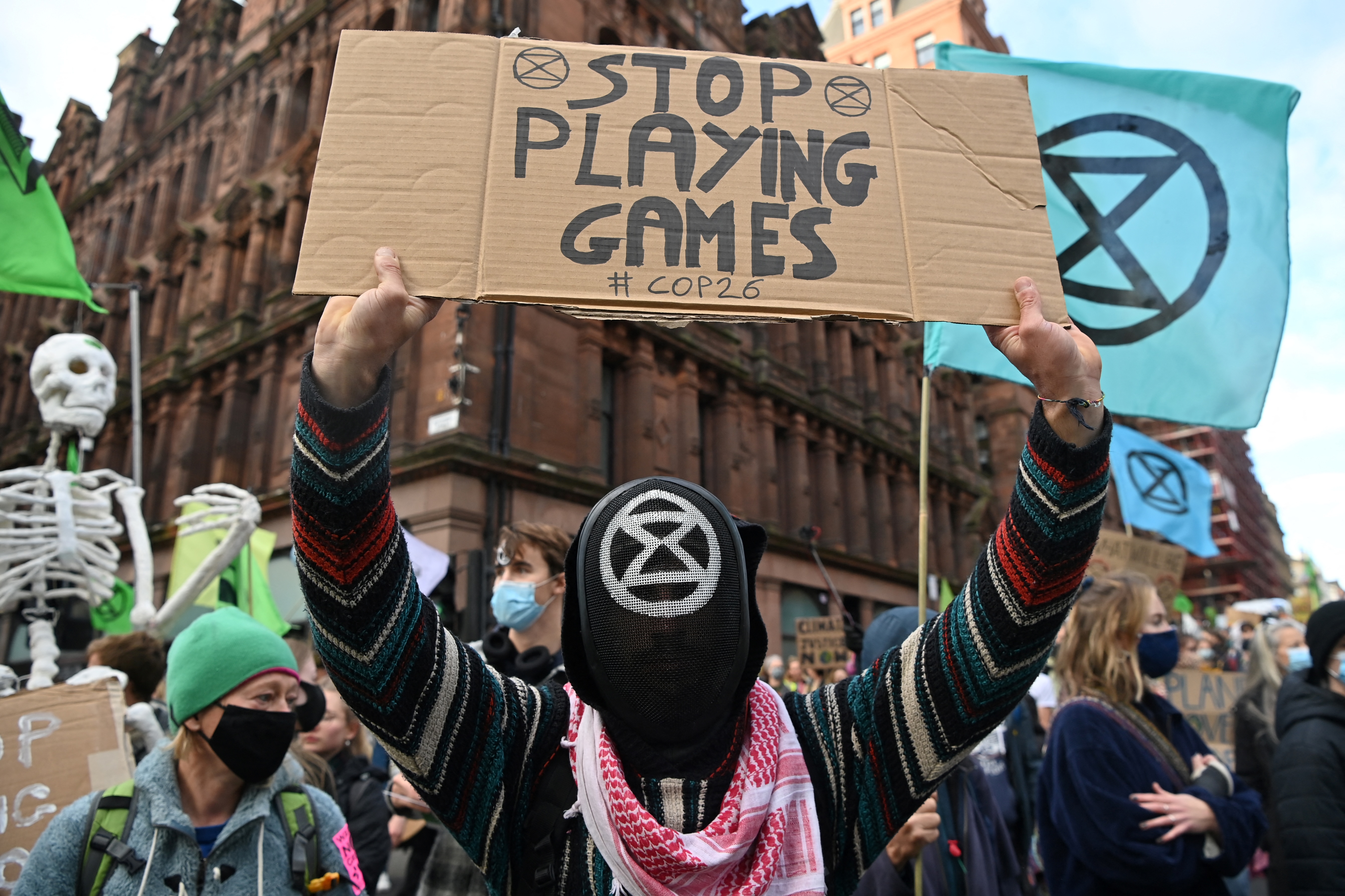 „Elég a játszadozásból” – tüntetők a glasgow-i ENSZ-klímacsúcs helyszíne előtt