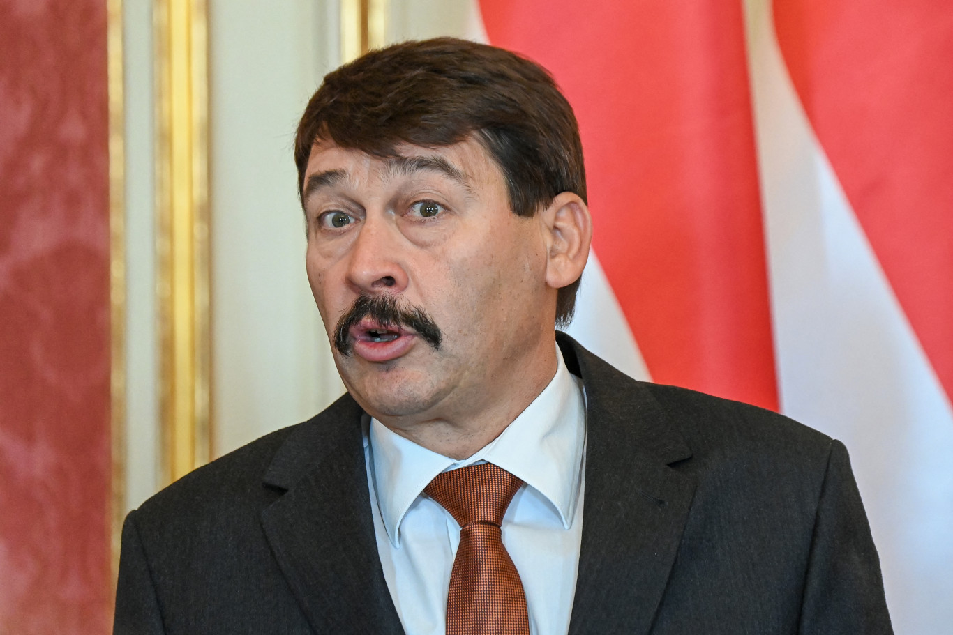 Áder Jánost nem lecserélték, hanem áttették a legnagyobb tömeget vonzó háborúellenes gyűlés főszónokának