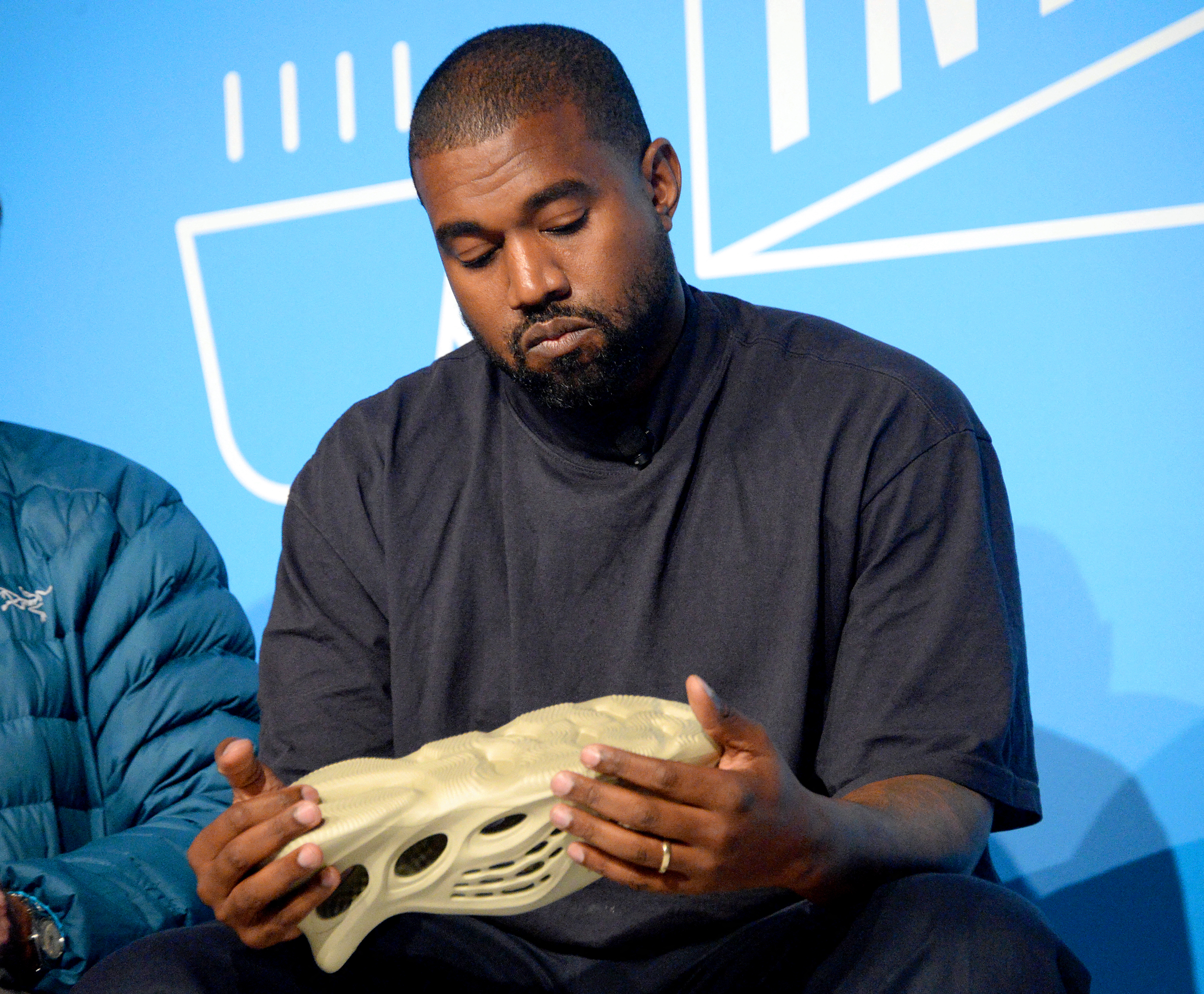 A JP Morgan Chase megszakítja a kapcsolatot Kanye Westtel
