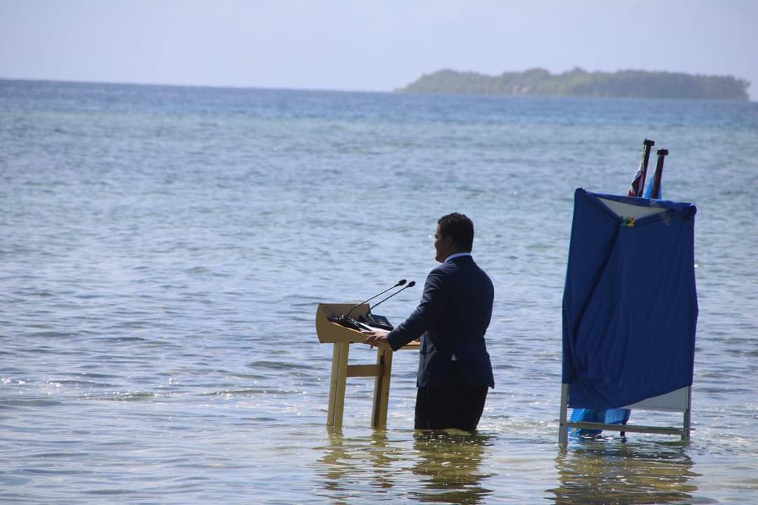 Térdig vízben állva küldött üzenetet a klímacsúcsra a süllyedő Tuvalu minisztere