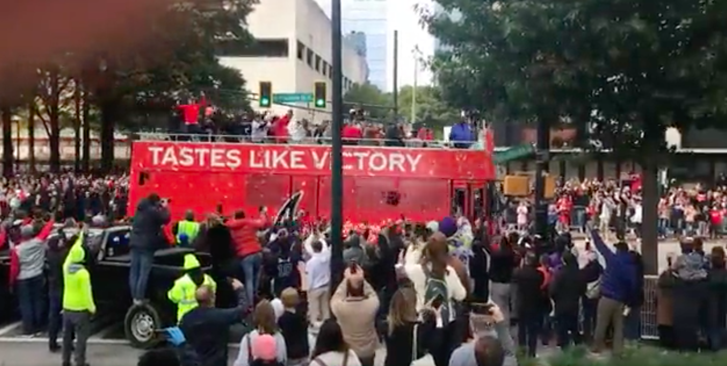 26 évet vártak a szurkolók a kupára, kimentek 400 ezren, de az ünnepi busz kövér gázzal hajtott el előttük